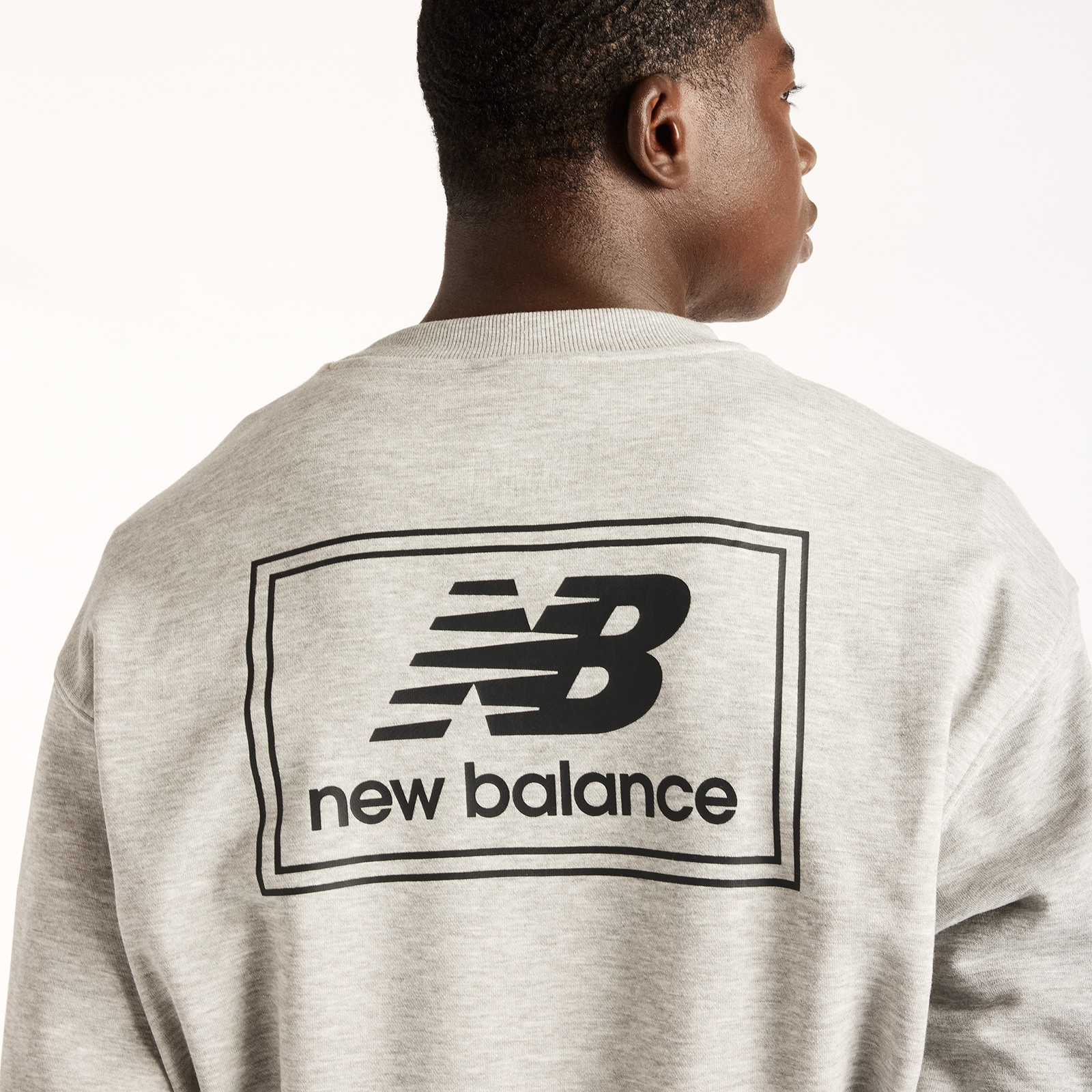 New Balance Sweat-shirt »WOVEN LABEL CREW«, coupe classique, avec imprimé graphique dans le dos
