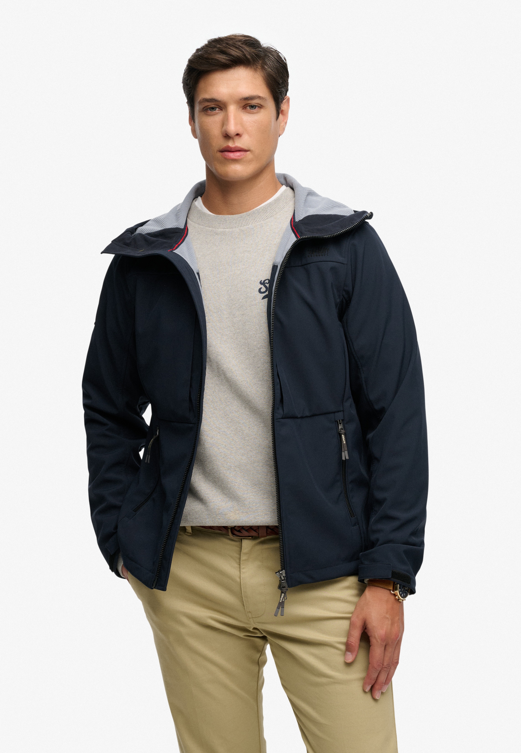 Superdry Veste d'extérieur »HOODED SOFTSHELL TREKKER JKT« avec capuche avec mélange de matériaux polyester et élasthanne, coupe décontractée