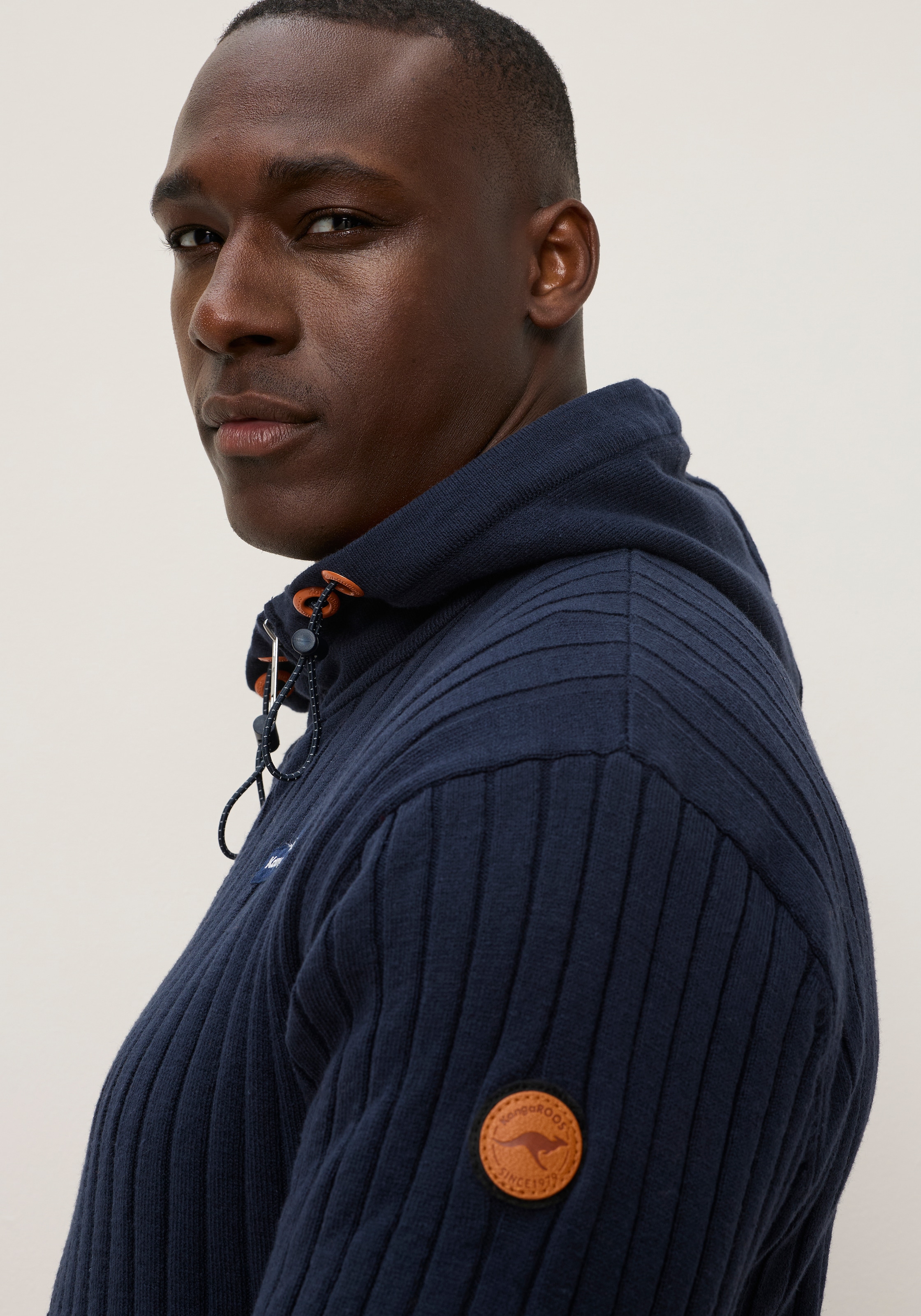 KangaROOS Cardigan à capuche avec fermeture éclair, tricot côtelé, coupe régulière, longueur normale