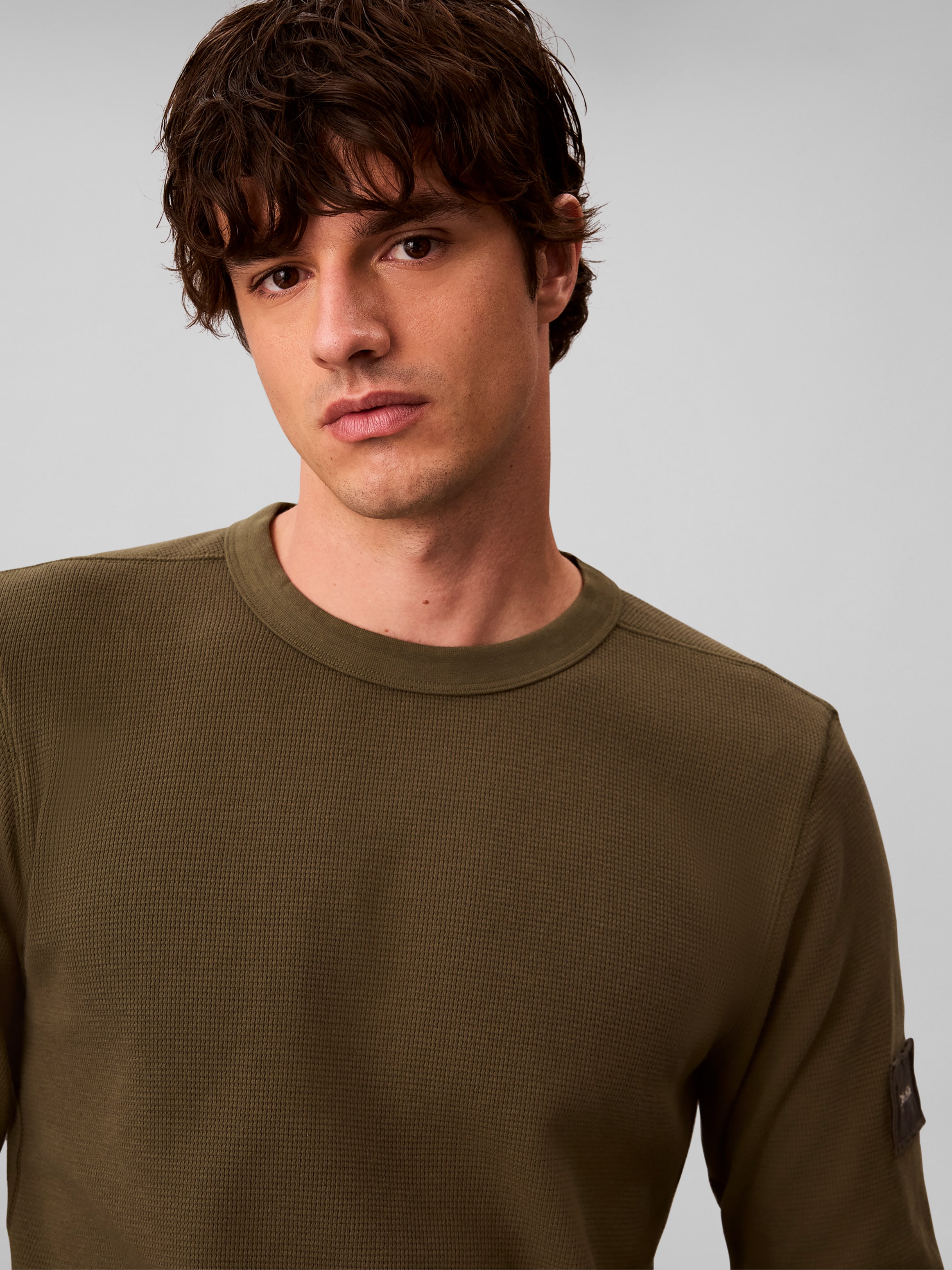 Calvin Klein T-shirt à manches longues »WAFFLE BADGE CREWNECK TEE« coupe régulière, badge, encolure ronde