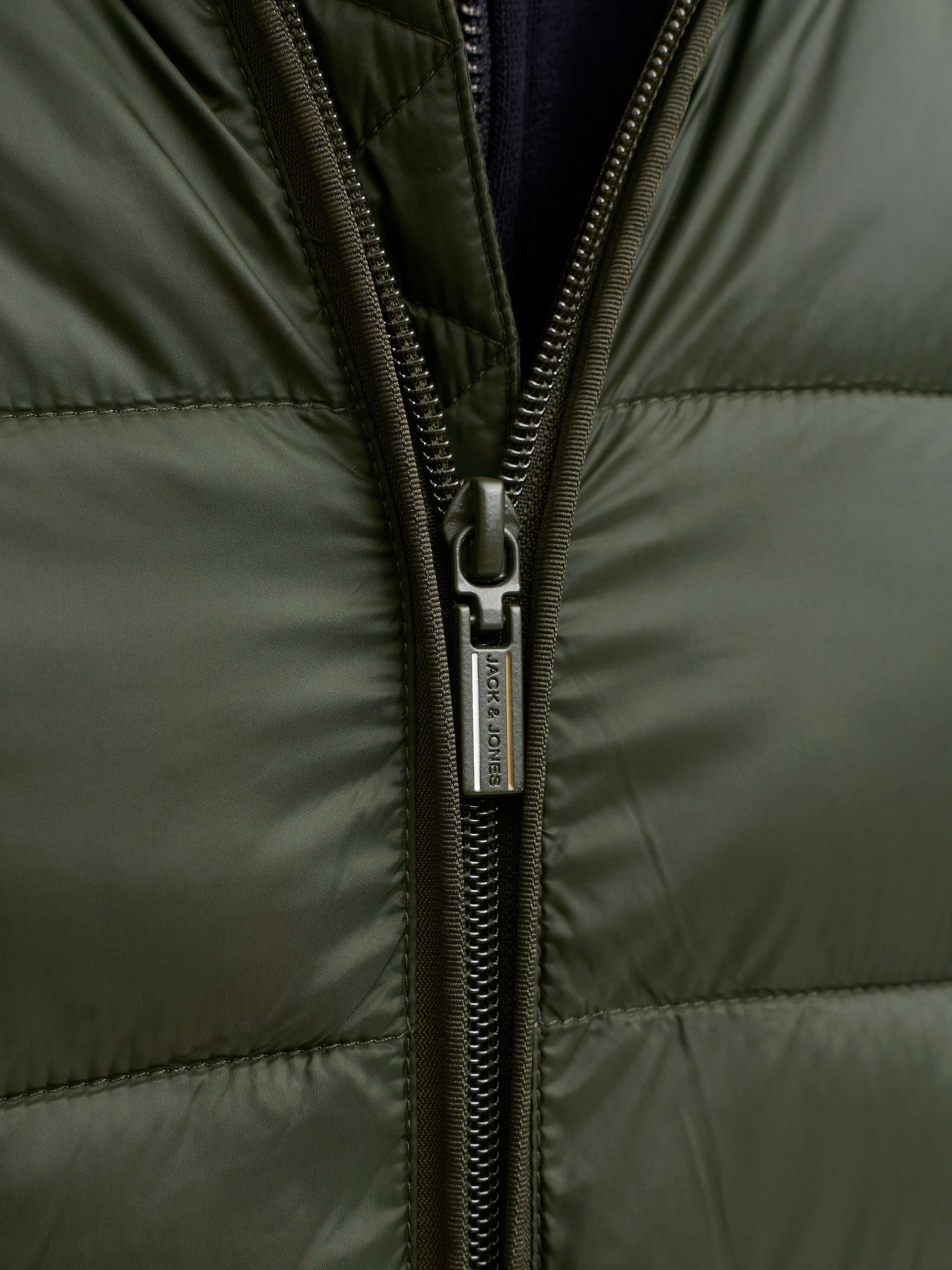 Jack & Jones Veste matelassée »JJEKINGSLEY LIGHT PUFFER HOOD NOOS« avec capuche Fibre synthétique, avec capuche