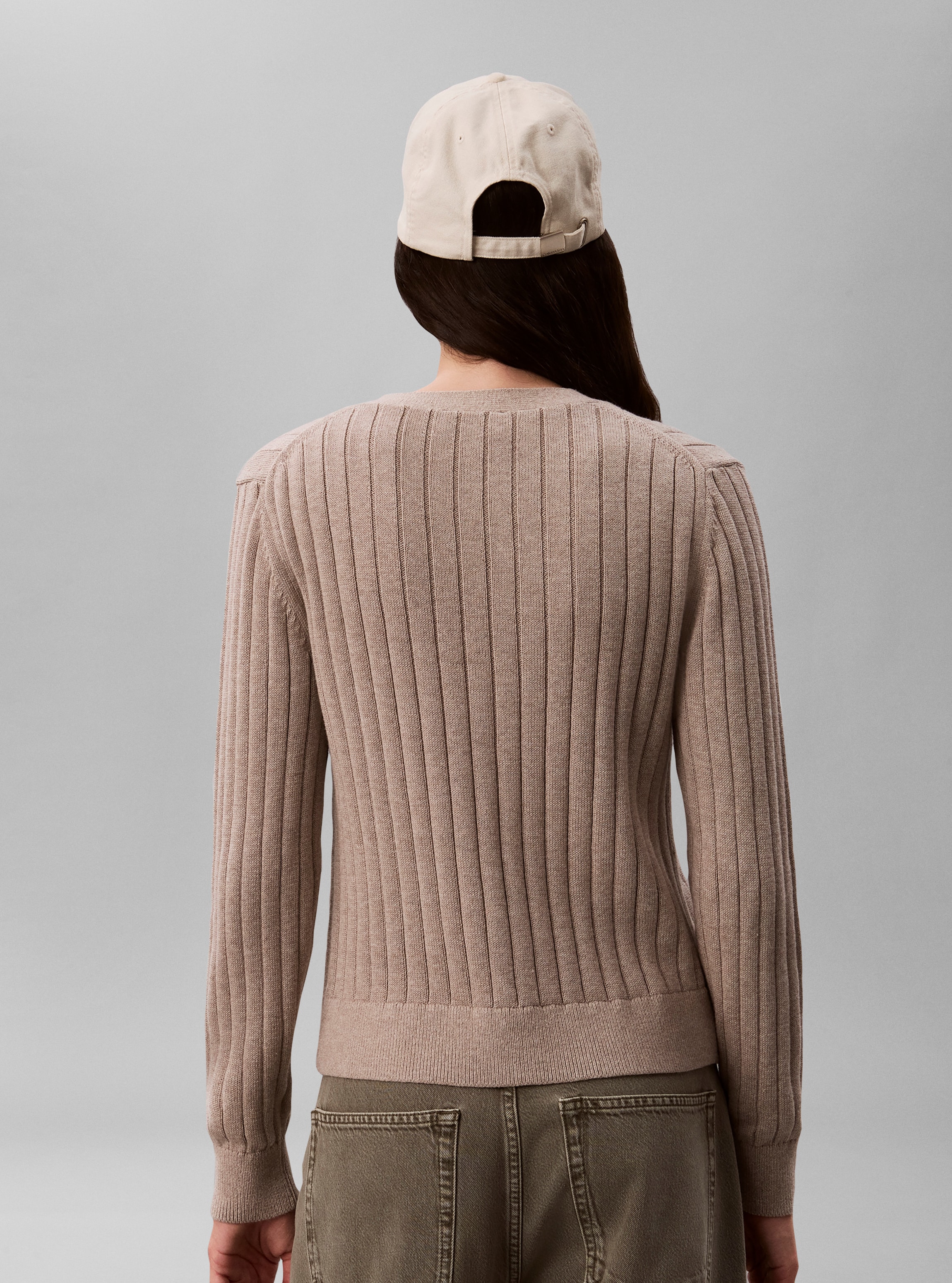 Calvin Klein Jeans Pull col V »WOVEN LABEL CARDIGAN« coupe régulière avec col en V
