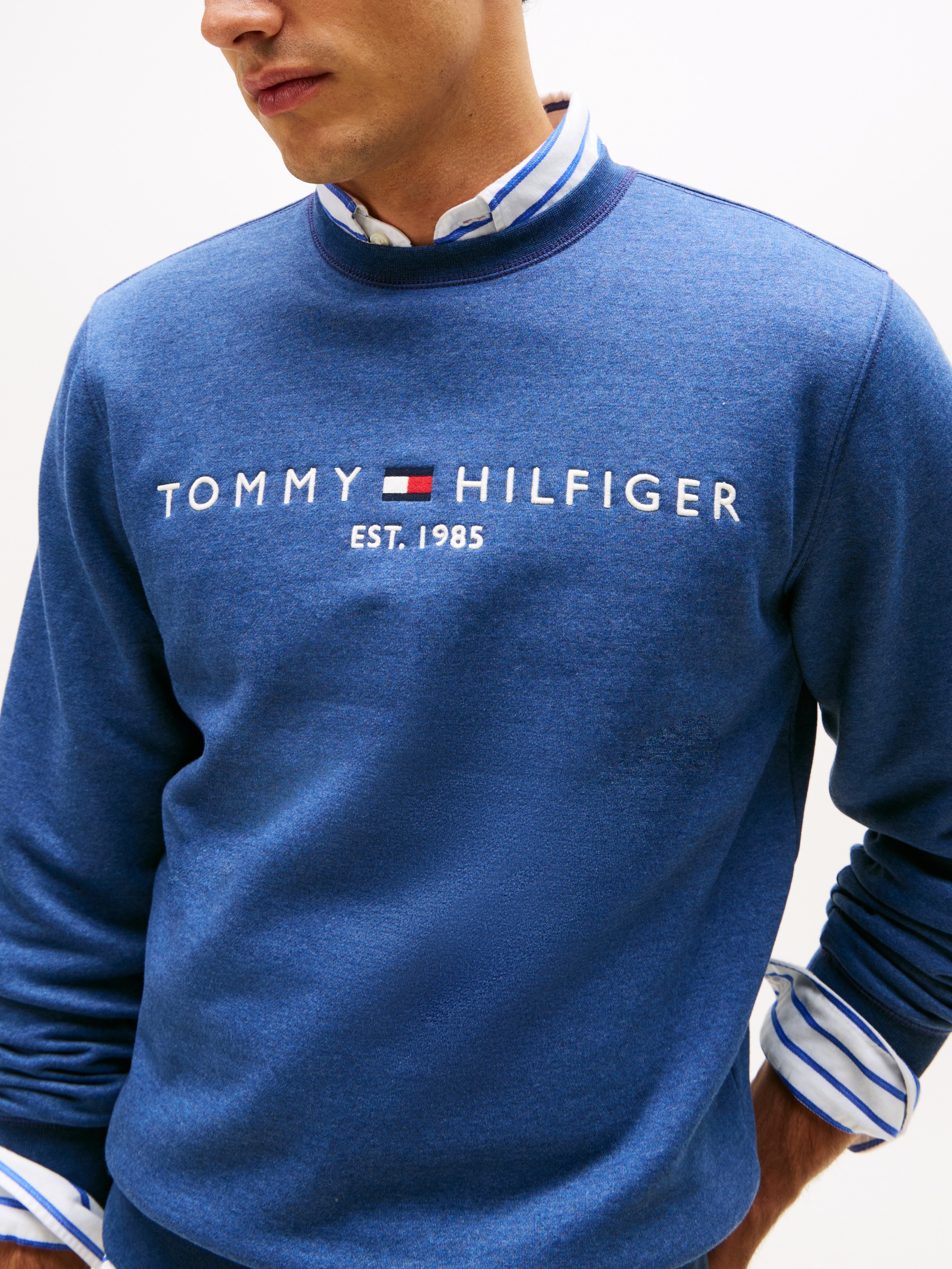 Tommy Hilfiger Sweatshirt »TOMMY LOGO SWEATSHIRT mit Rundhals und Stickerei« unifarben, casual, regular fit, Baumwollmix, Rundhals