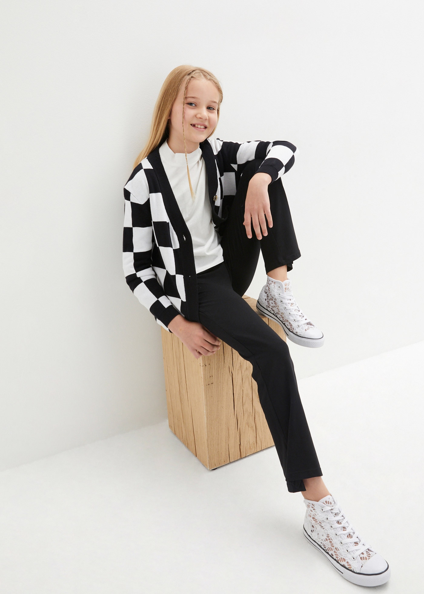 bonprix Pantalon à pattes d'éléphant »Schlaghose aus Baumwoll-Mix mit seitlichen Schlitzen«  Schlaghose aus Baumwoll-Mix mit seitlichen Schlitzen