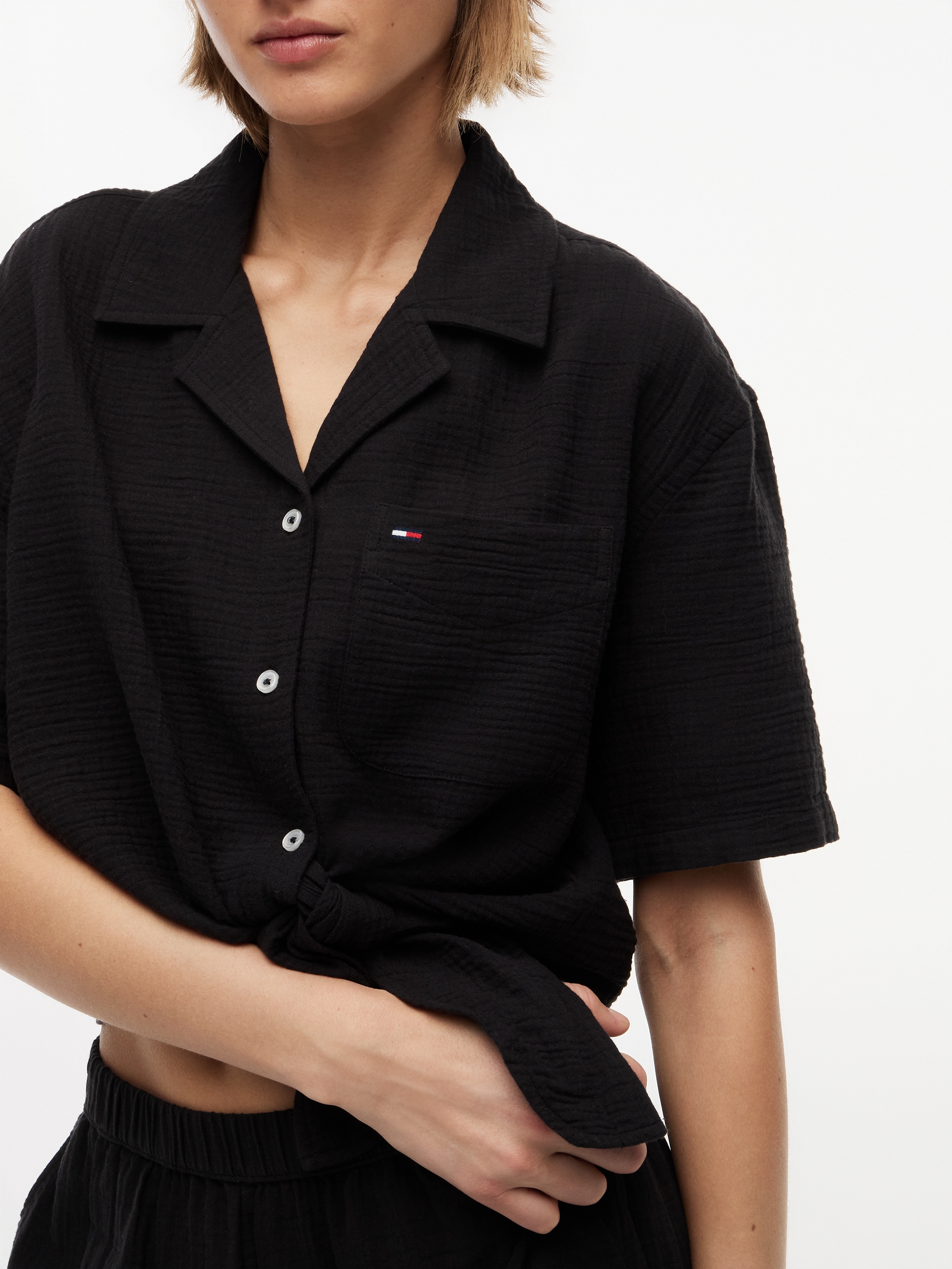 Tommy Jeans Blouse à manches courtes »TJW TEXTURED TIE FRONT SS SHIRT« coton, poche poitrine, ourlet à nouer