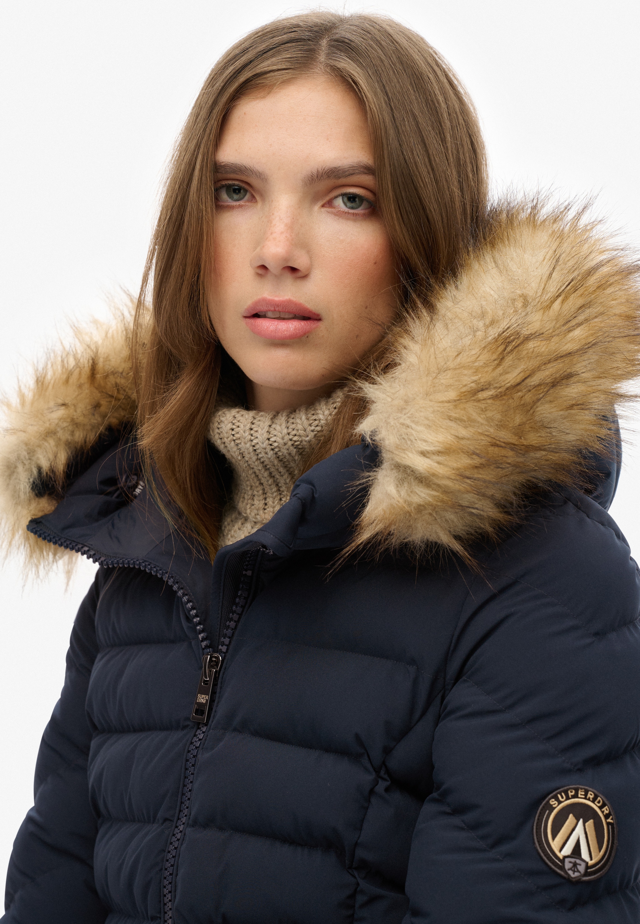 Superdry Veste matelassée »FUJI FAUX FUR HOOD PADDED JKT« avec capuche avec étiquette de marque, Slim Fit, col montant, en tissu tissé