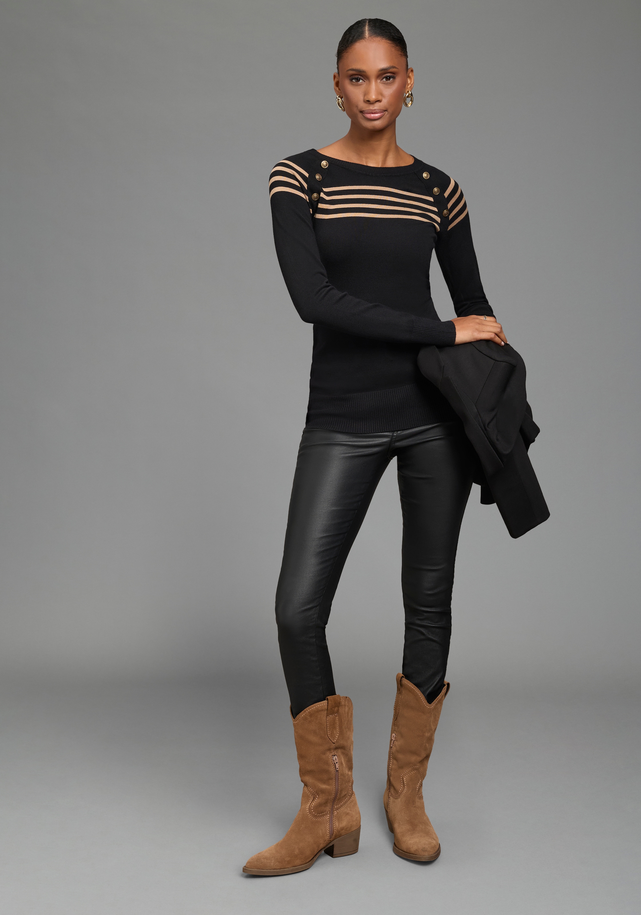 Bruno Banani Strickpullover »mit Zierknöpfen und Streifen-Design« mit Rundhalsausschnitt, figurbetonte Passform, hüftlange Form