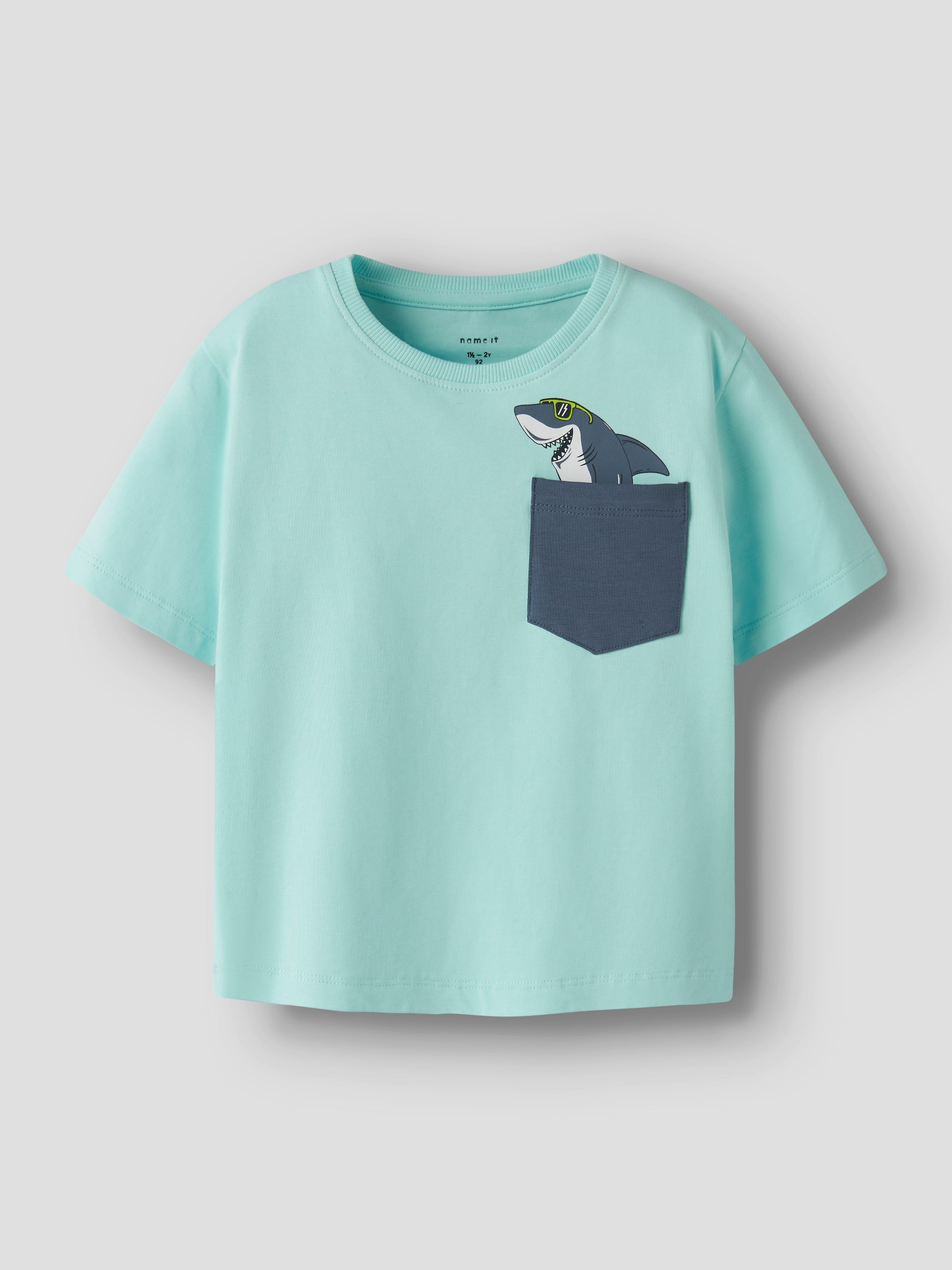 Name It T-shirt »NMMFIKZ SS NREG TOP BOX« avec petite poche poitrine appliquée