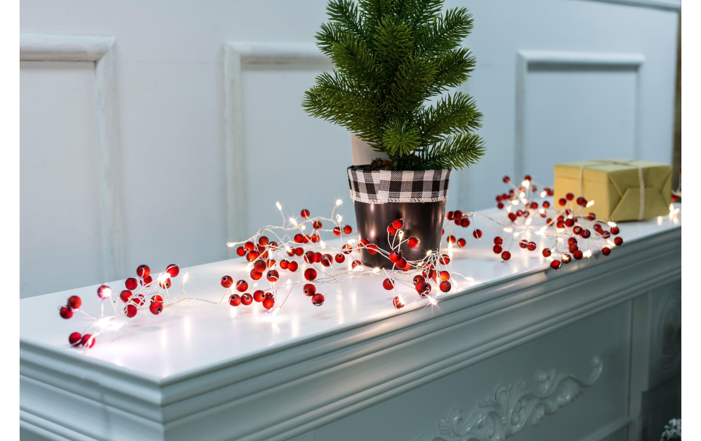   LED-Lichterkette »Dameco mit roten Kügelchen, 72 Lampen, 45139 m« 72 Stk.-flammig