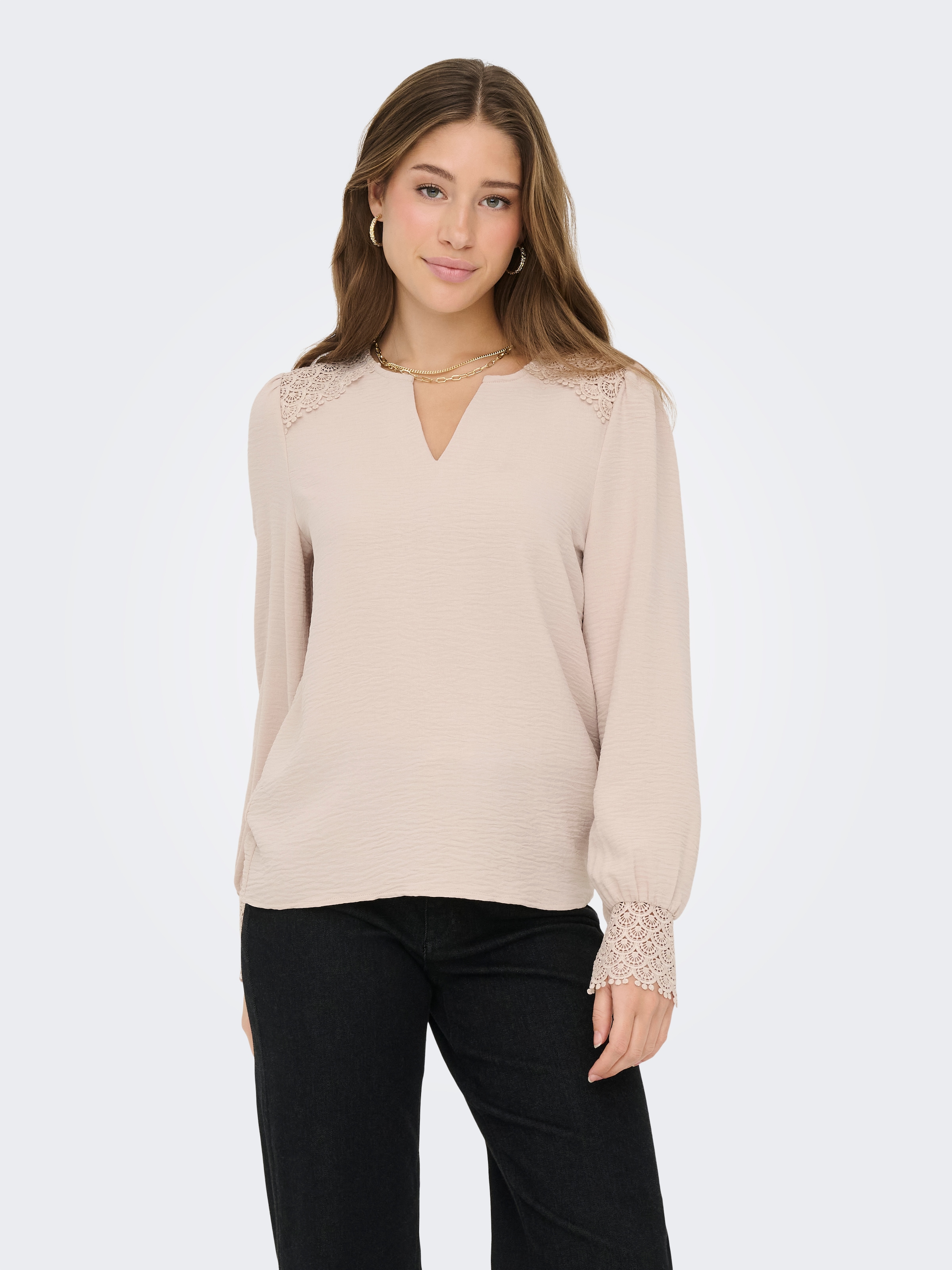 ONLY Blouse à manches longues »ONLCERENA METTE L/S LACE VNECK TOP WVN« fibre synthétique, coupe régulière, col en V