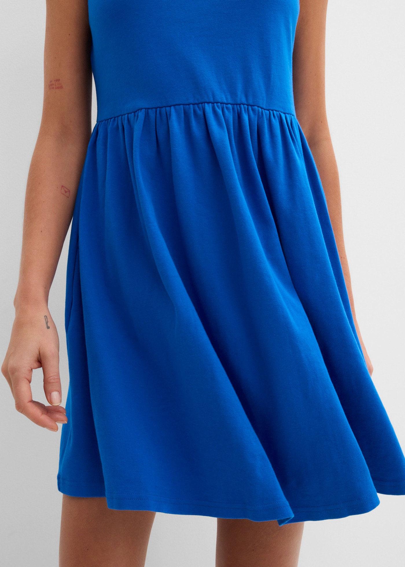 bonprix Robe t-shirt coupe confortable, sans manches, avec poches fendues, en coton