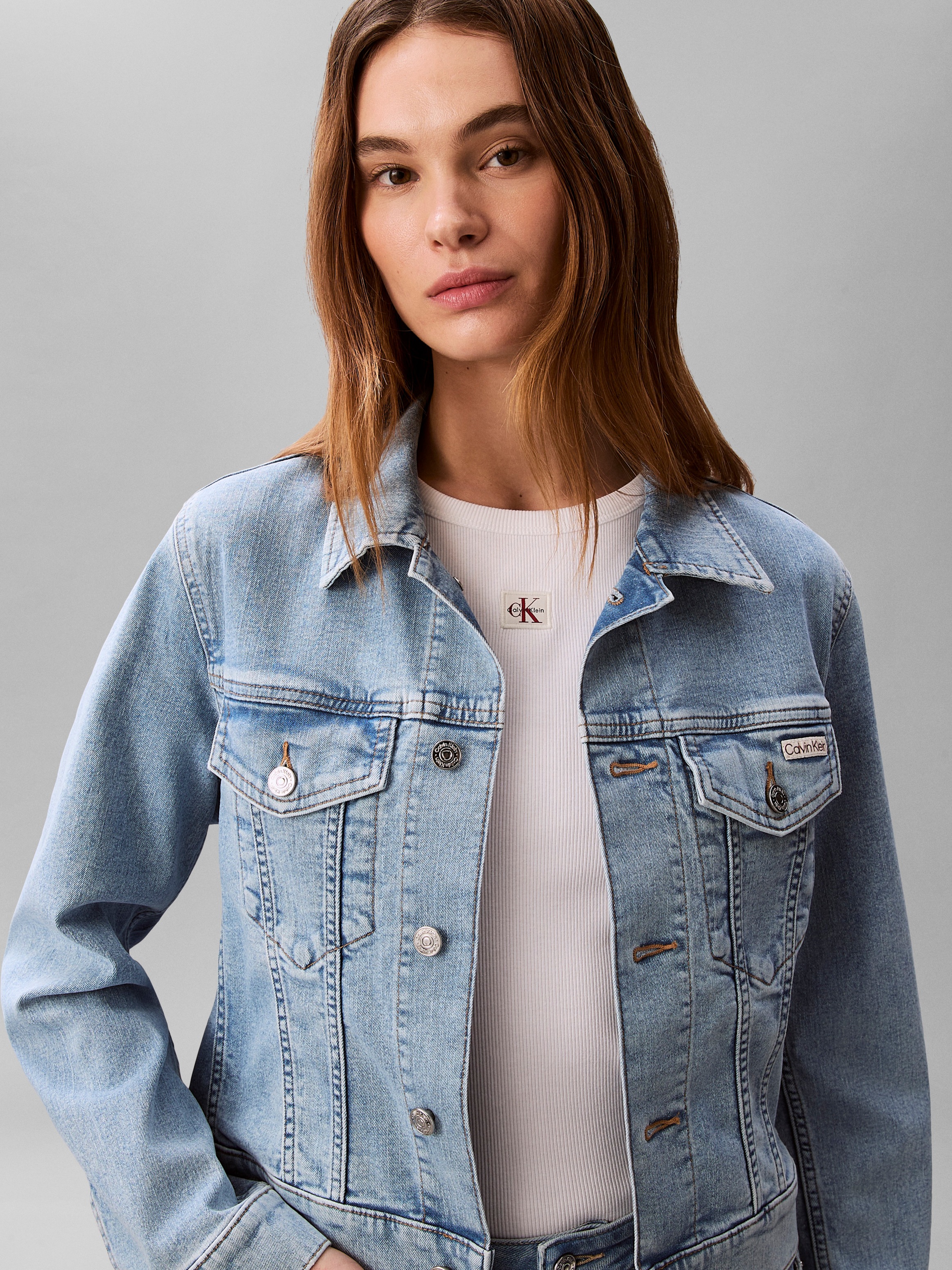 Calvin Klein Jeans Veste en jean »CLASSIC TRUCKER COASTAL LIGHT« sans capuche Coupe régulière avec col rond