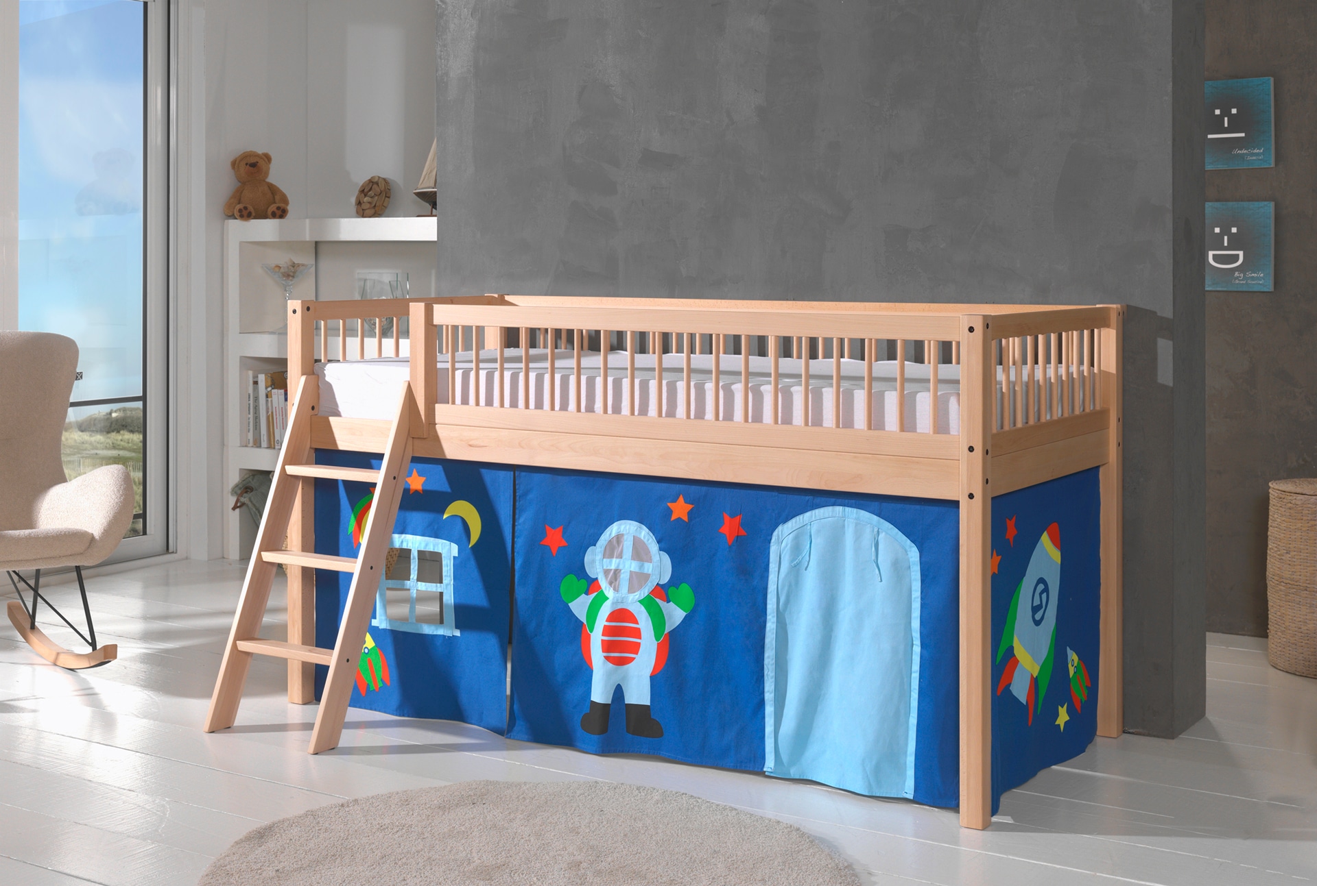 Vipack Lit de jeu »Forrest, Absturzschutz mit Sprossen-Optik, Pfostenstärken ca. 50x50mm« Hêtre laqué naturel, construction stable et de qualité, avec sommier à lattes,  90/200 cm, espace de jeu sous le lit, 2 ensembles textiles au choix