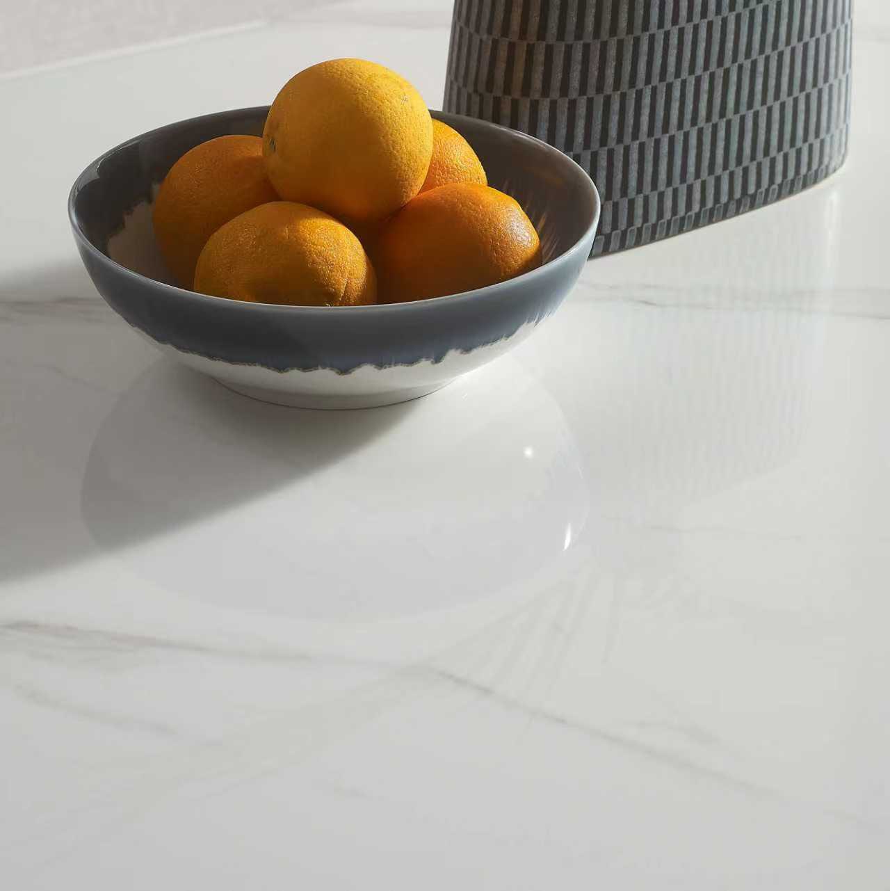 GOODproduct Ensemble de salle à manger »Kryce« Set, 120 cm Esstisch + 2 Stühle + Bank, 4 cuis tlg. Strukturstoff, robustem Metallgestell, Tischplatte aus Sinterstein