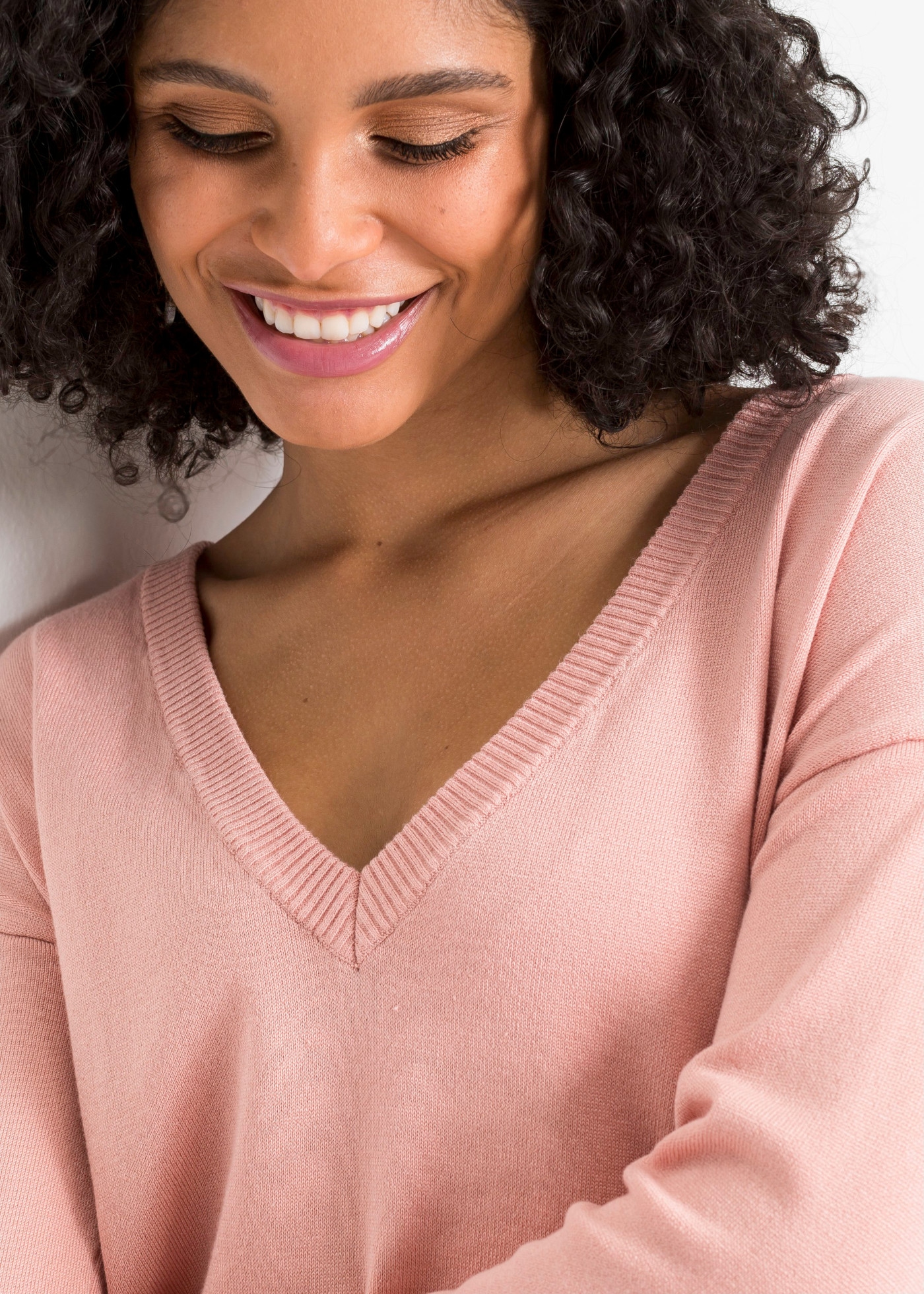 bonprix Pull en tricot matière douce et moelleuse, coupe oversize, décolleté en V