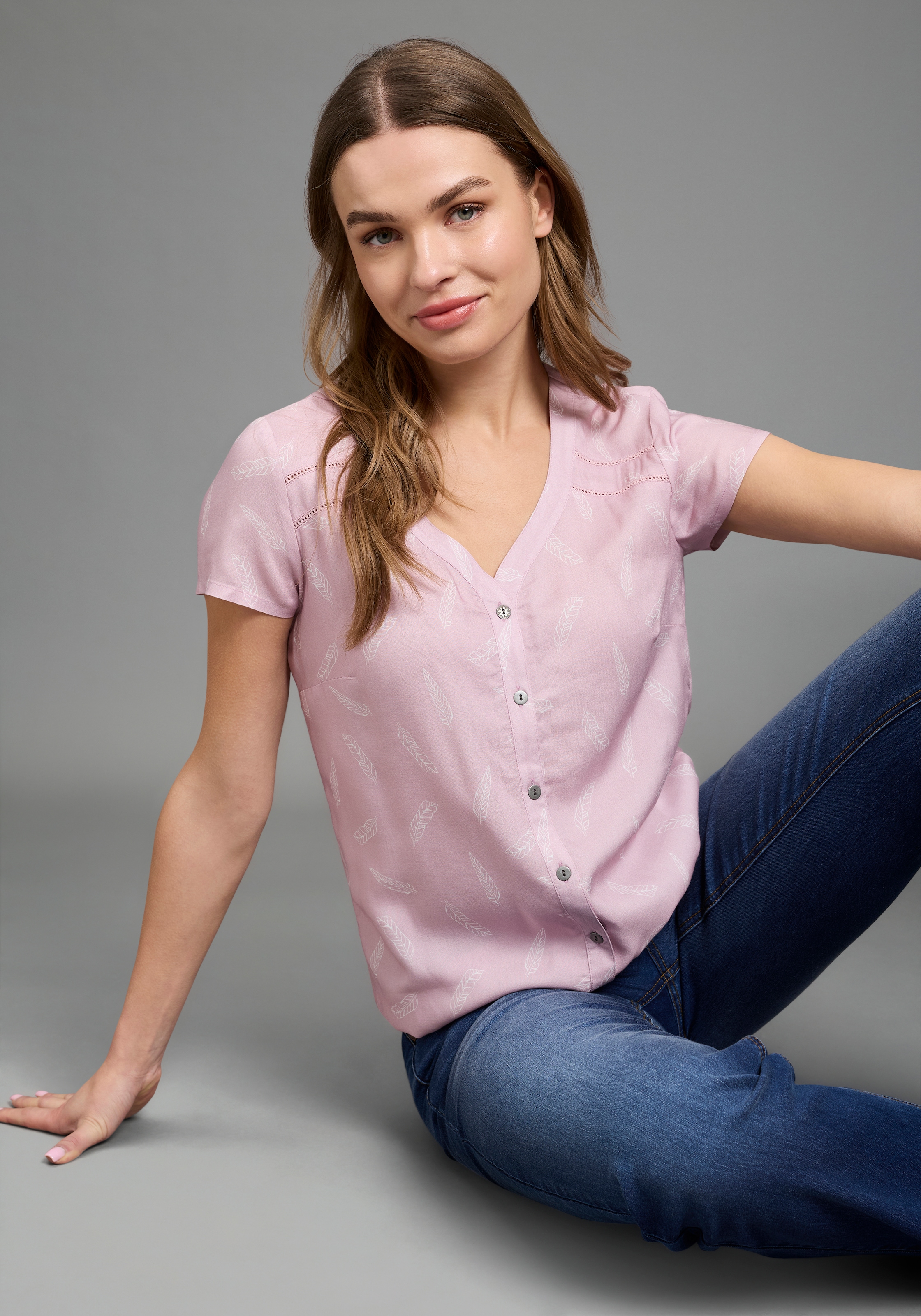 KangaROOS Blouse à manches courtes mit Federprint, figurumspielende Passform, herzförmiger Ausschnitt