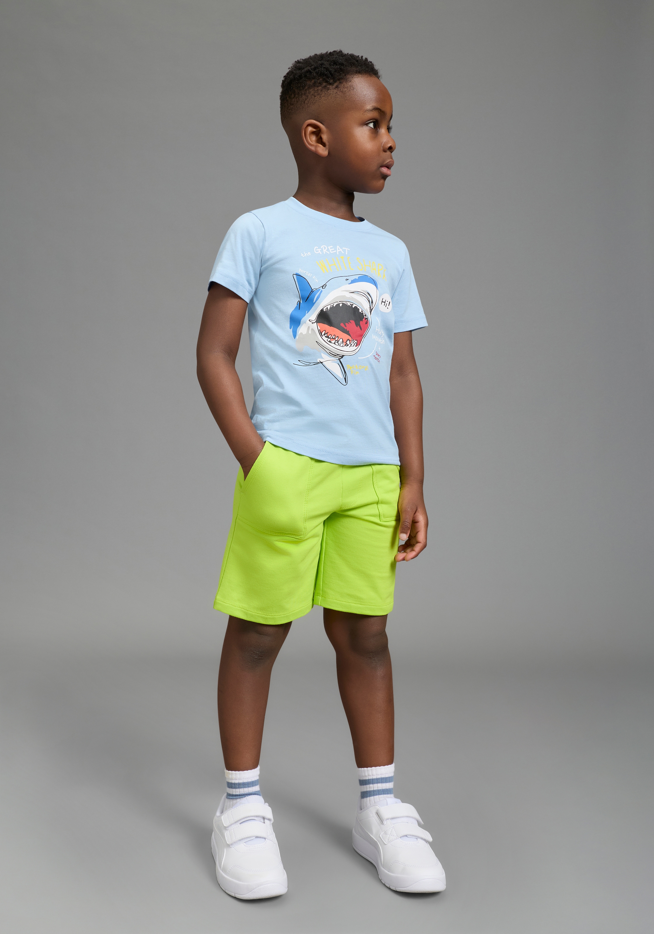 KIDSWORLD T-shirt »2er Pack Shirts mit Hai Motiven für kleine Jungen« Packung, 2, 2 pièces modischer Stil, mit Rundhalsausschnitt, Kurzarm, bedruckt