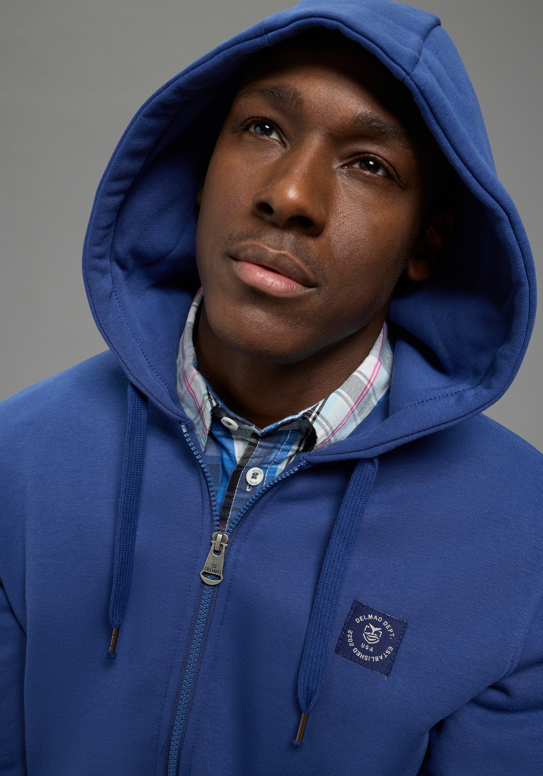 DELMAO Sweatjacke mit Kapuze, mit Kordelzug, aus angerauter Sweatware, mit Langarm