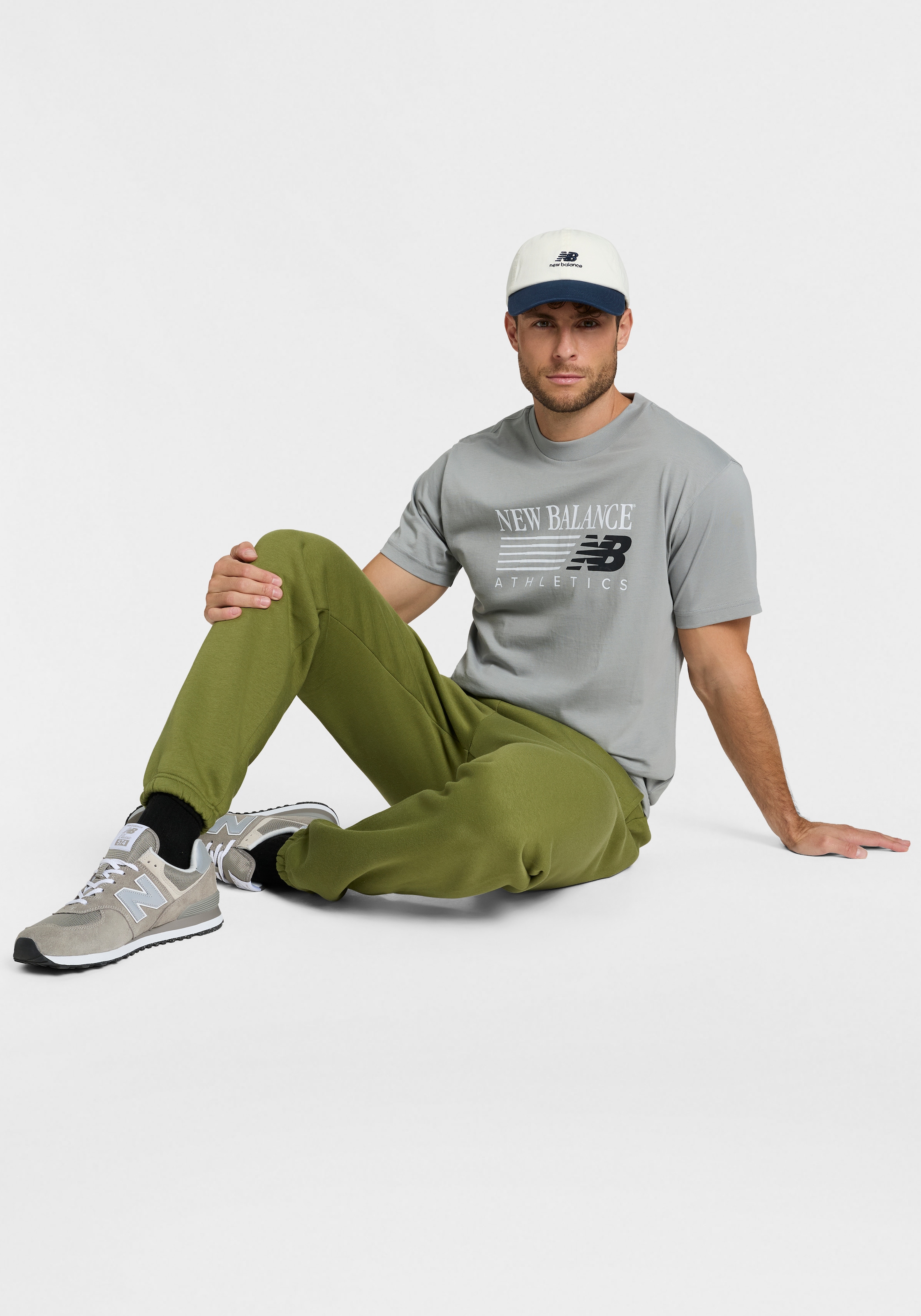 New Balance T-shirt »REIMAGINED  GRAPHIC T-SHIRT« style sportif, en coton, coupe t-shirt