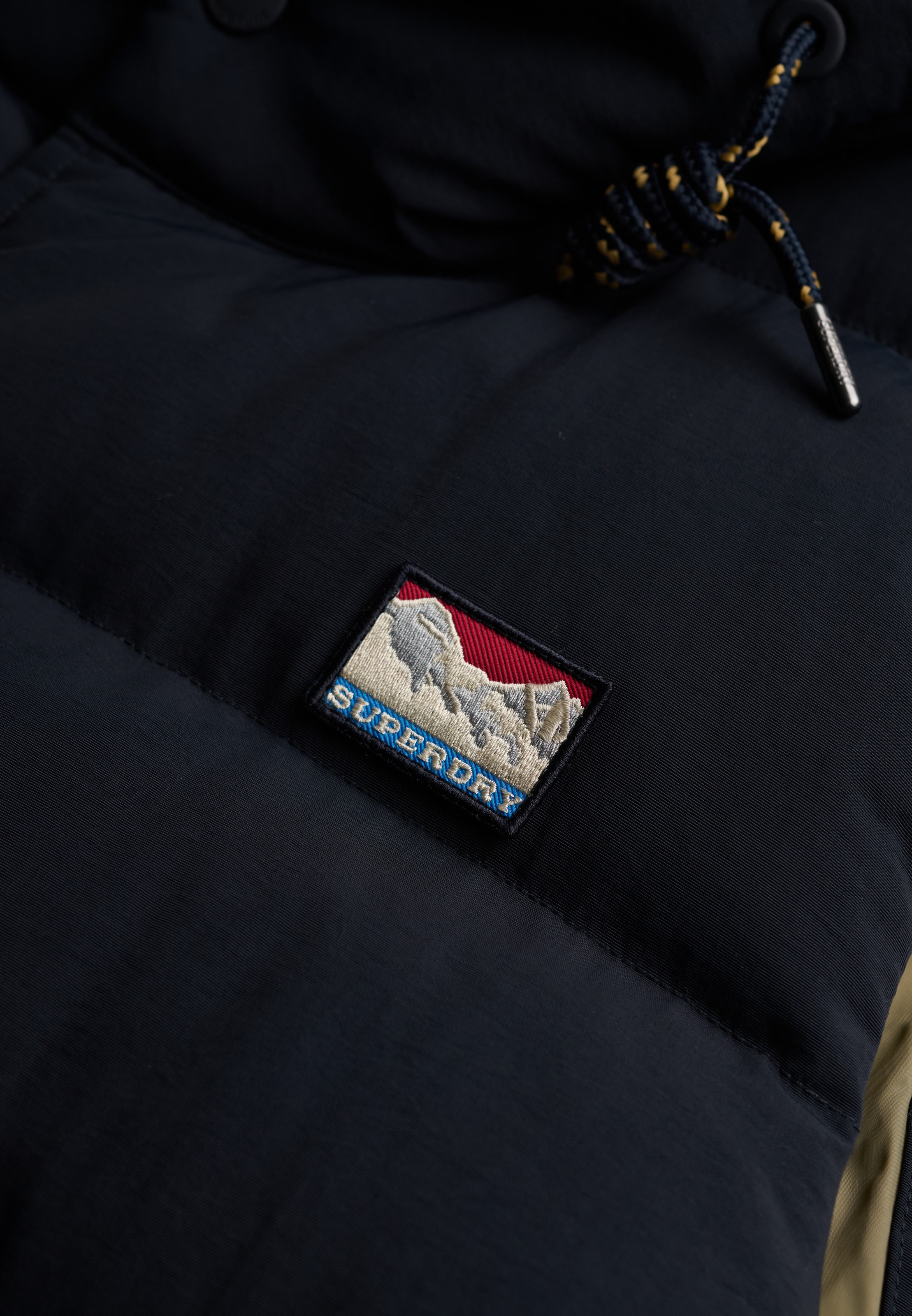 Superdry Gilet matelassé »HOOD SHORT EVEREST GILET« Coupe régulière, avec fermeture éclair, en nylon et fibre synthétique