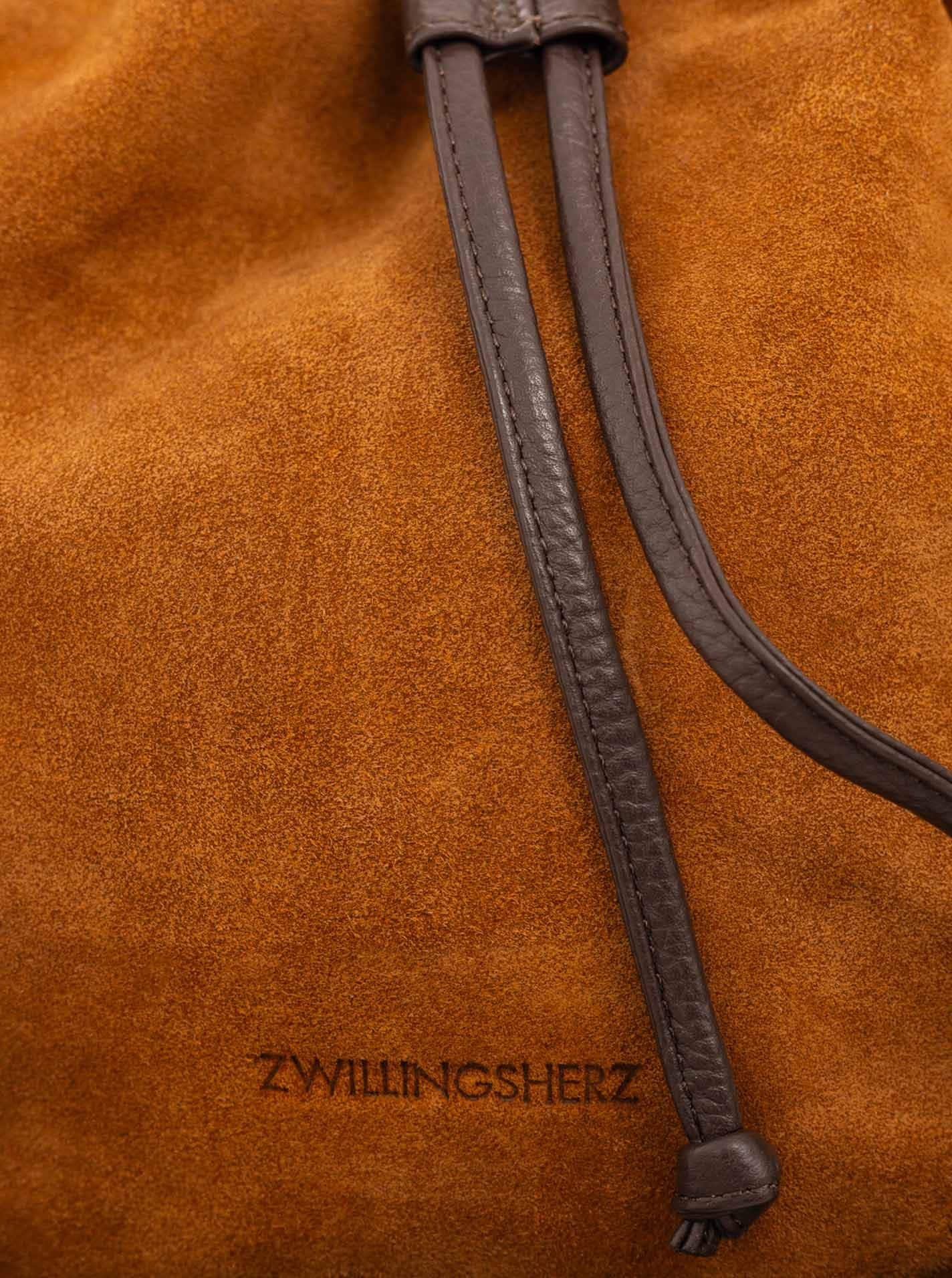 Zwillingsherz Sac à main »"Suede Drawstring Bag"« design sac, fermeture à cordon, daim doux, pendentif en forme de cœur