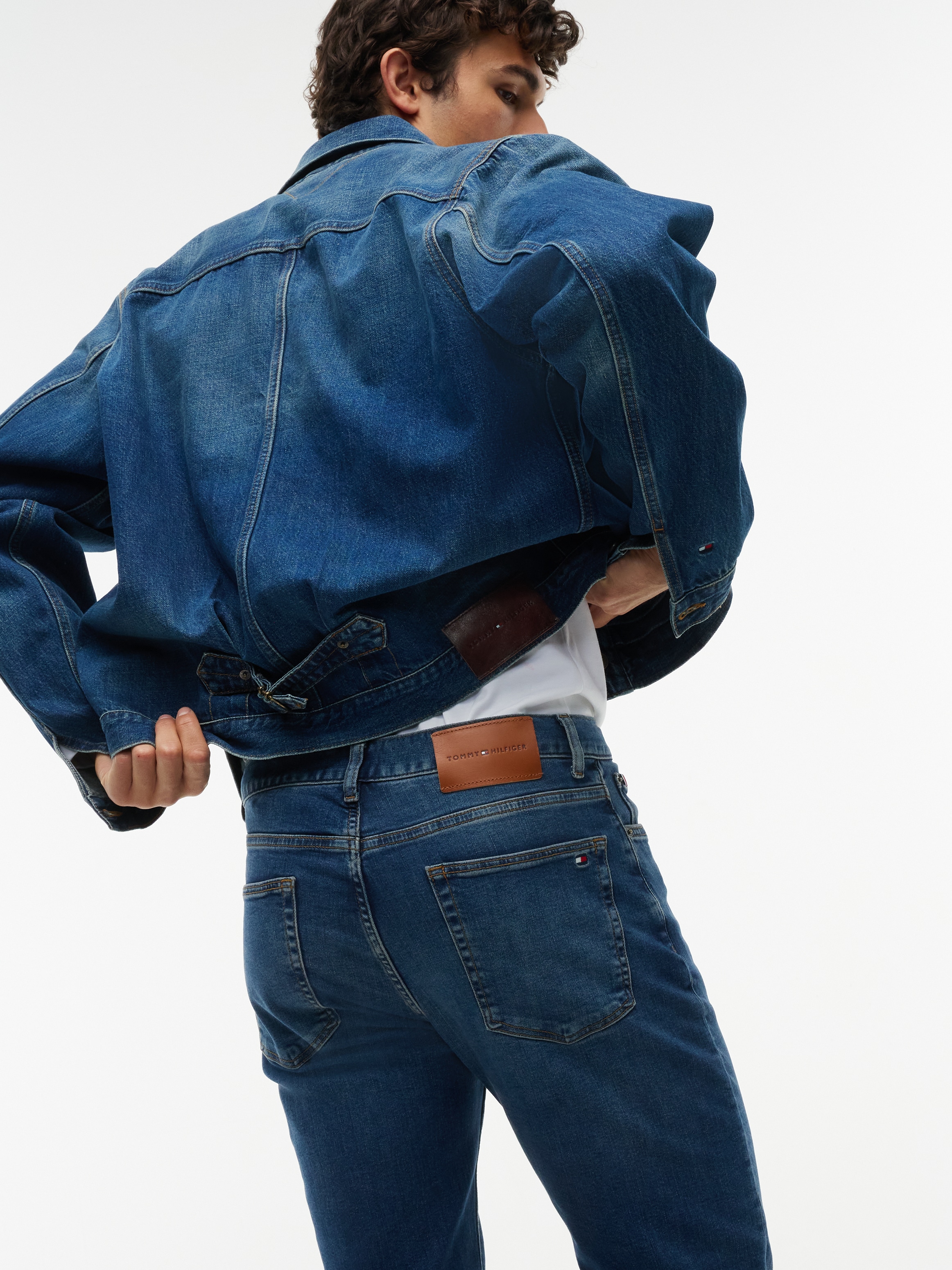 Tommy Hilfiger Slim-fit-Jeans »CORE BLEECKER« mit dezenter Waschung