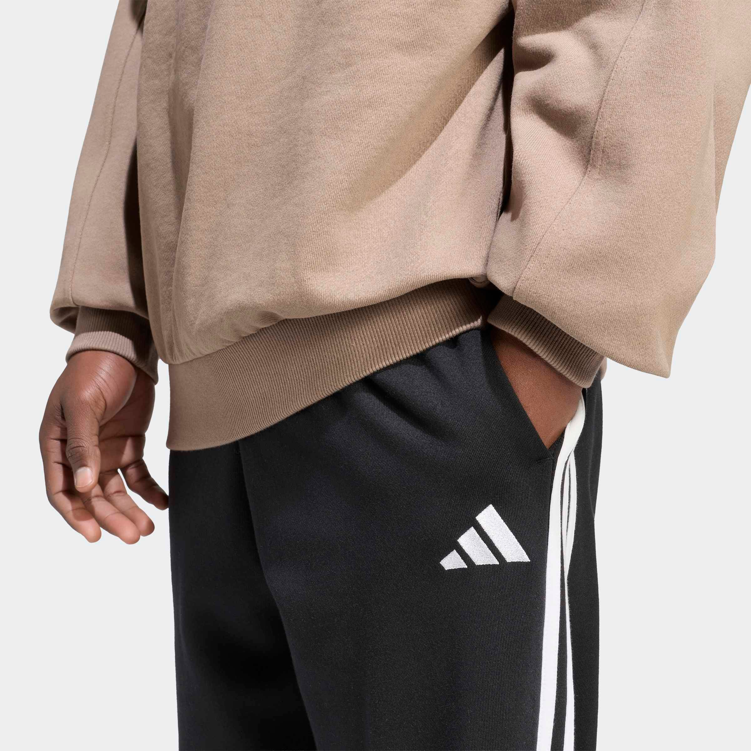 adidas Sportswear Pantalon de sport »ESSENTIALS 3-STREIFEN, FRENCH TERRY, SCHMAL ZULAUFEND, BÜNDCHEN«
