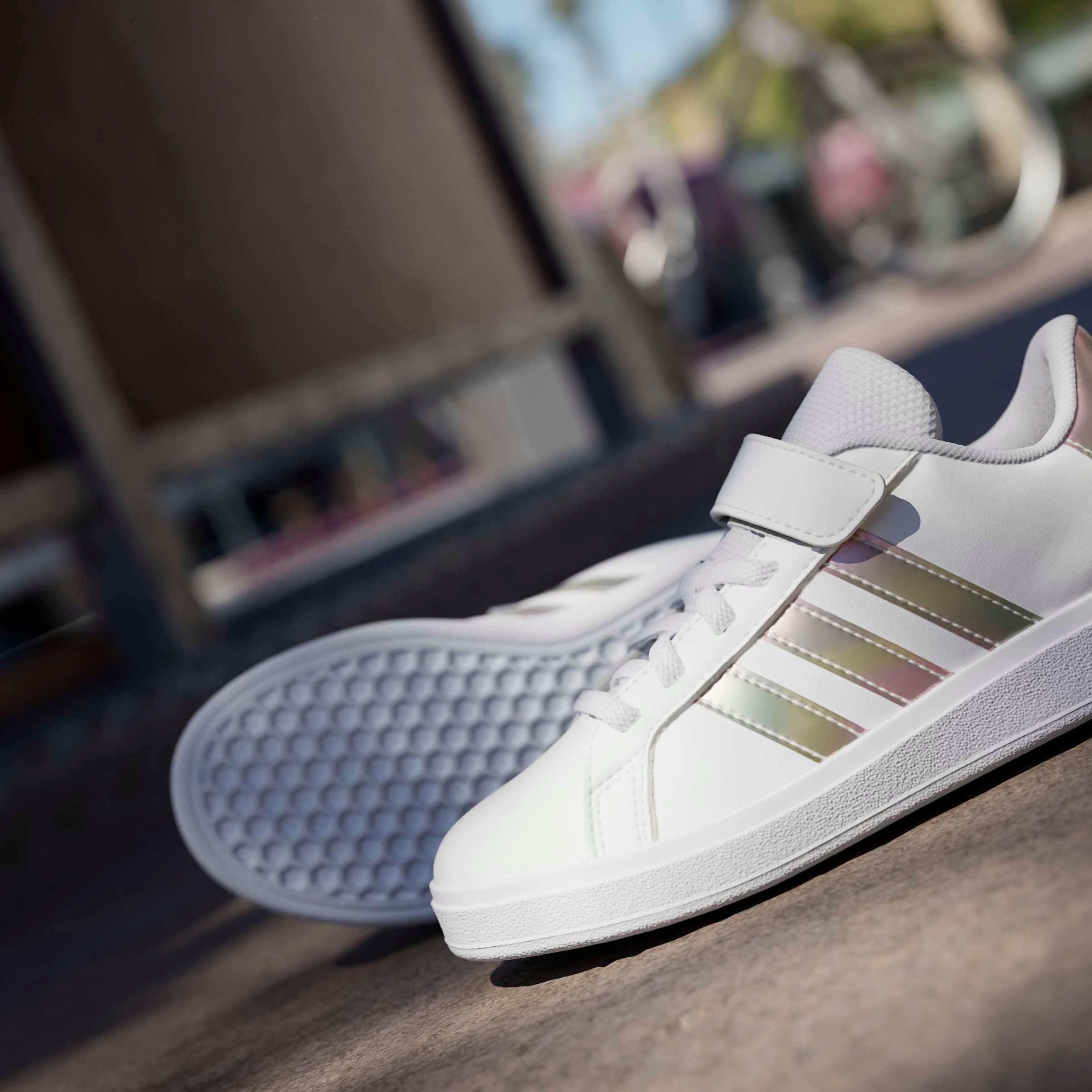adidas Sportswear Chaussures à scratch »GRAND COURT 2.0 KIDS«  Design auf den Spuren des adidas Superstar
