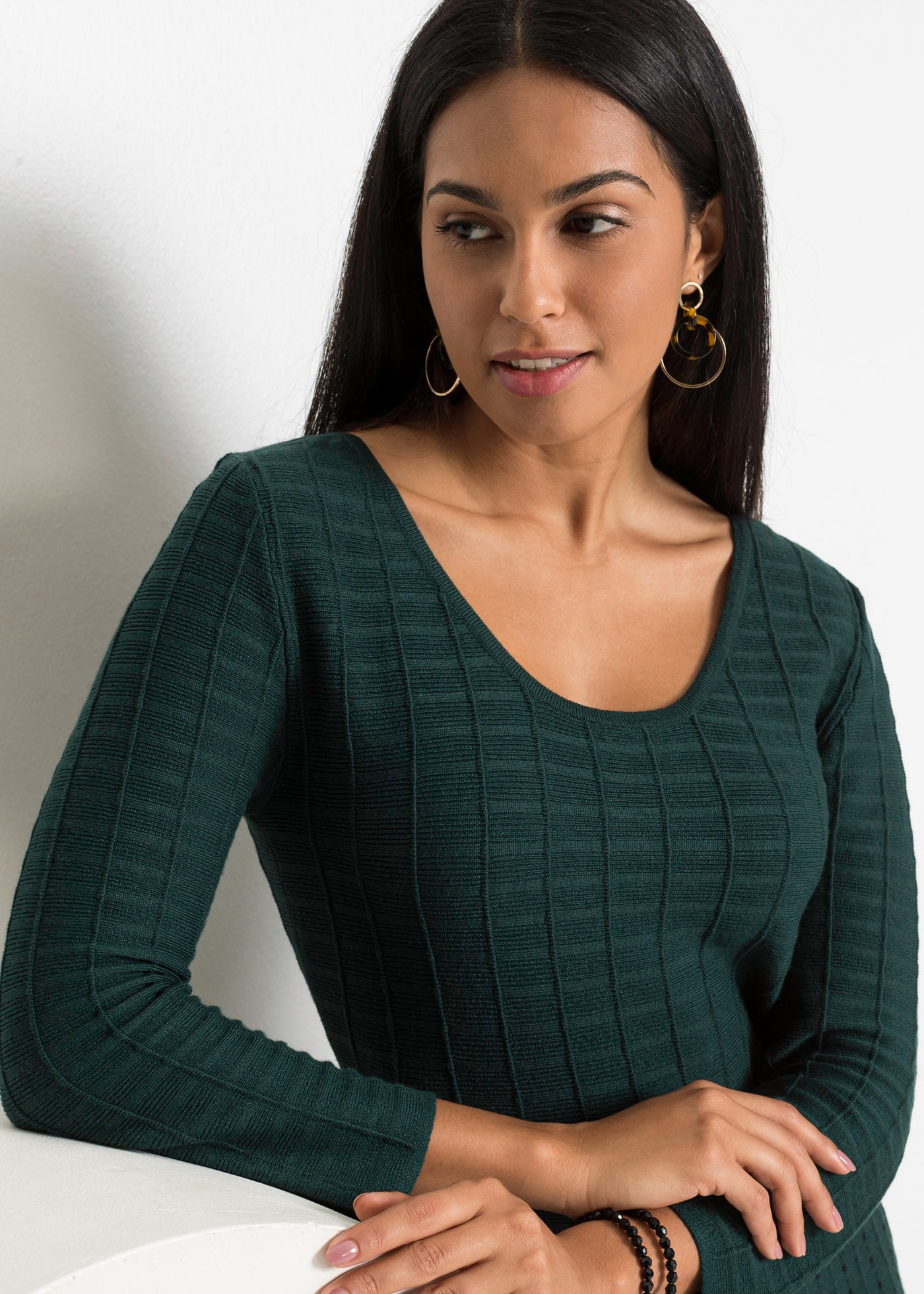 bonprix Strickkleid »Strickkleid aus fliessendem Viskose-Mix« für besondere Anlässe, aus Viskose-Mix, ausgestellte Passform