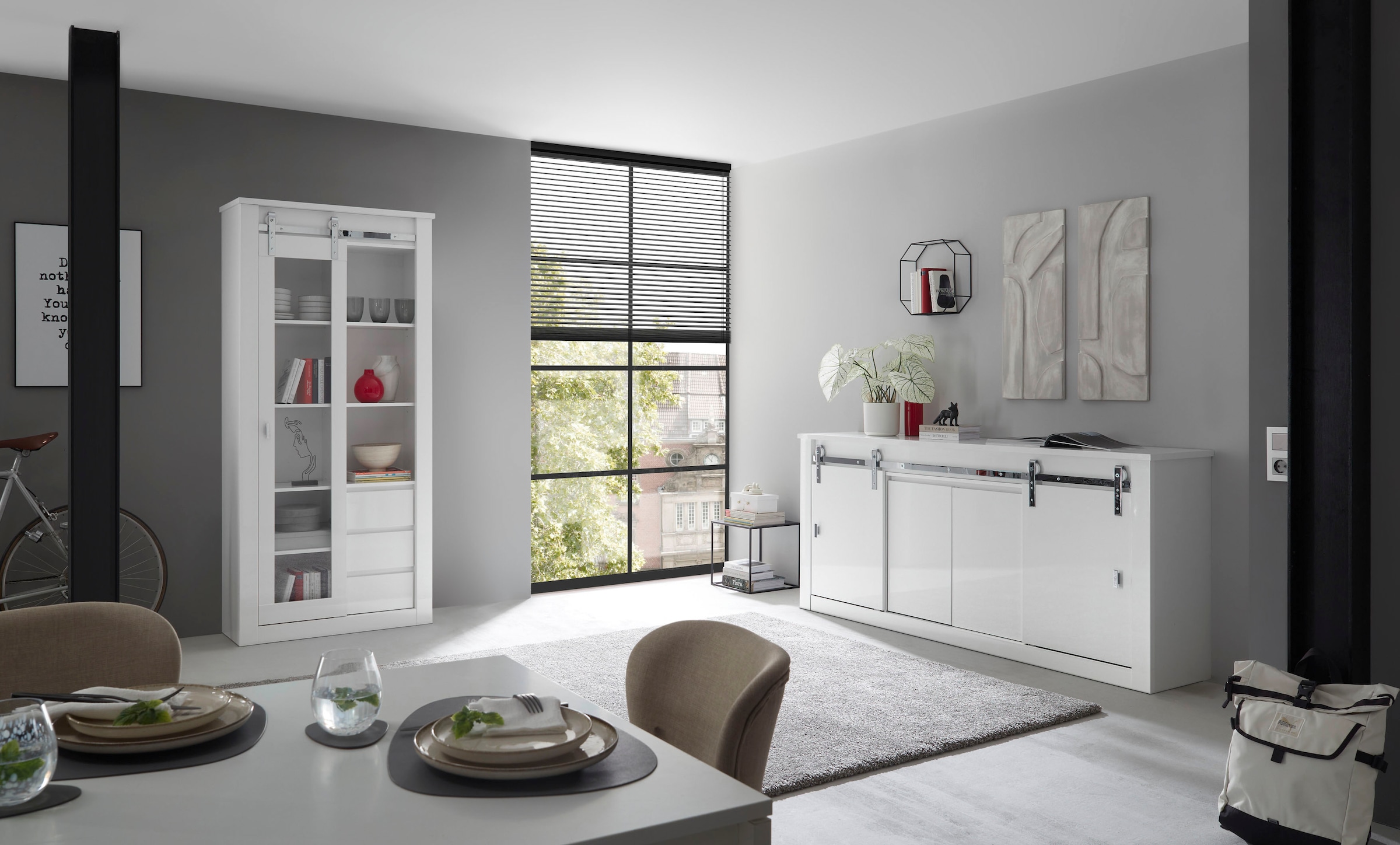 Home affaire Vitrine »Daytona, moderner Hochschrank, Glasvitrine in Weiss Hochglanz« mit Schiebetürenbeschlag in Chrom-Optik, ausreichend Stauraum