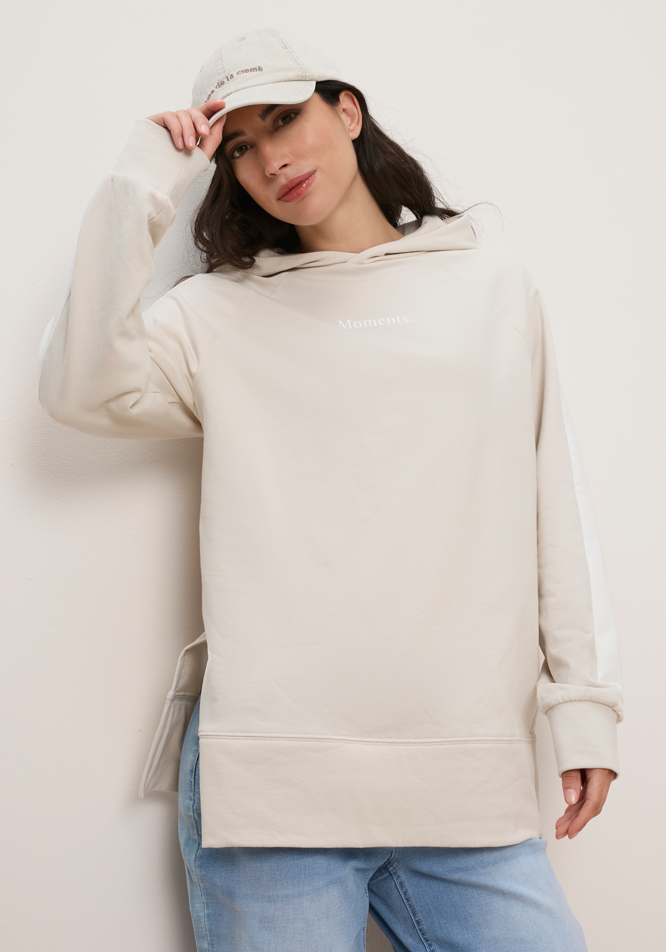 Tamaris Hoodie »mit Kapuze, hüftbedeckende Länge«, Avec rayures contrastantes et inscription, en coton élastique de qualité
