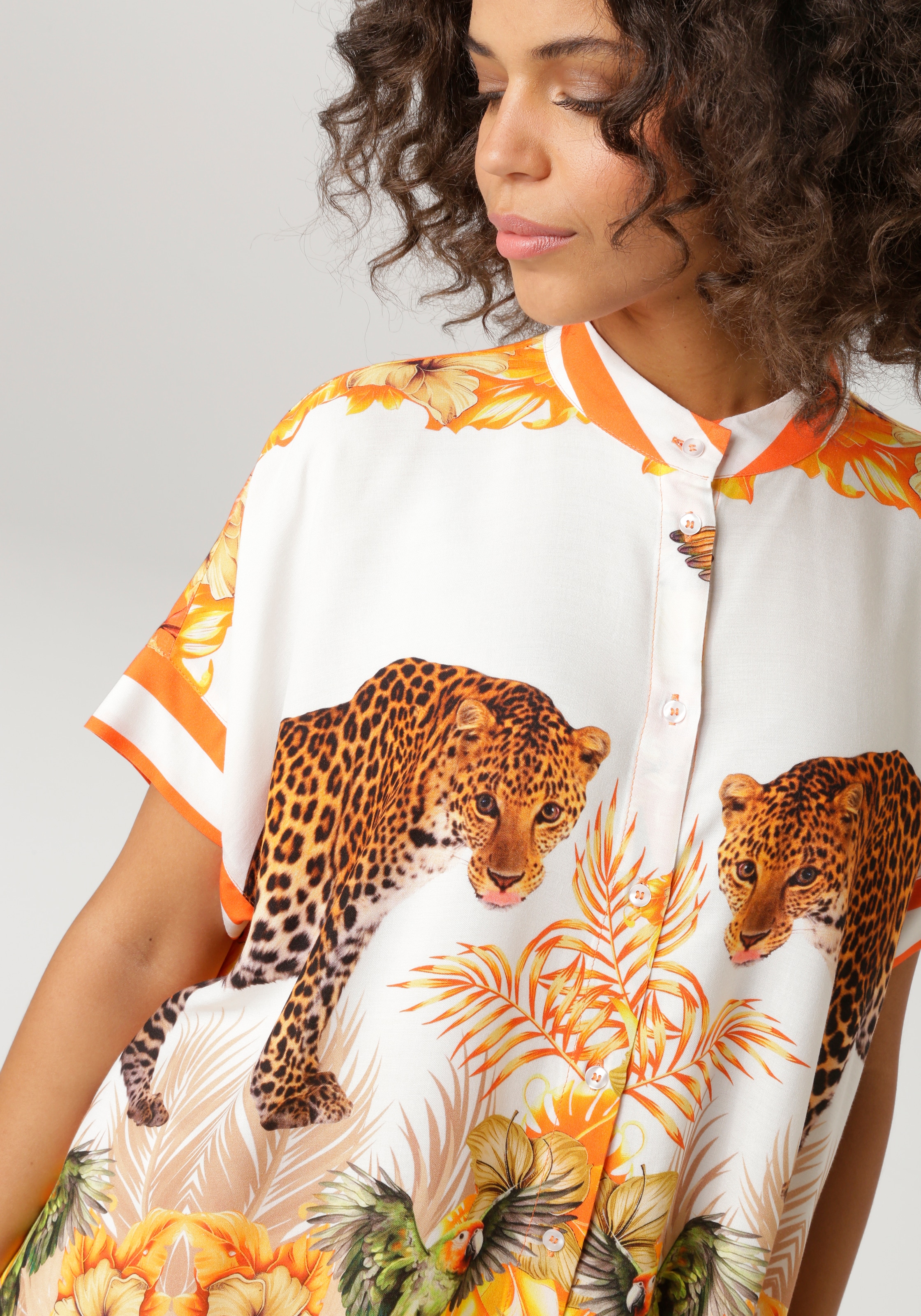 Aniston CASUAL Blouse à manches courtes avec léopards, oiseaux tropicaux, fleurs et feuilles