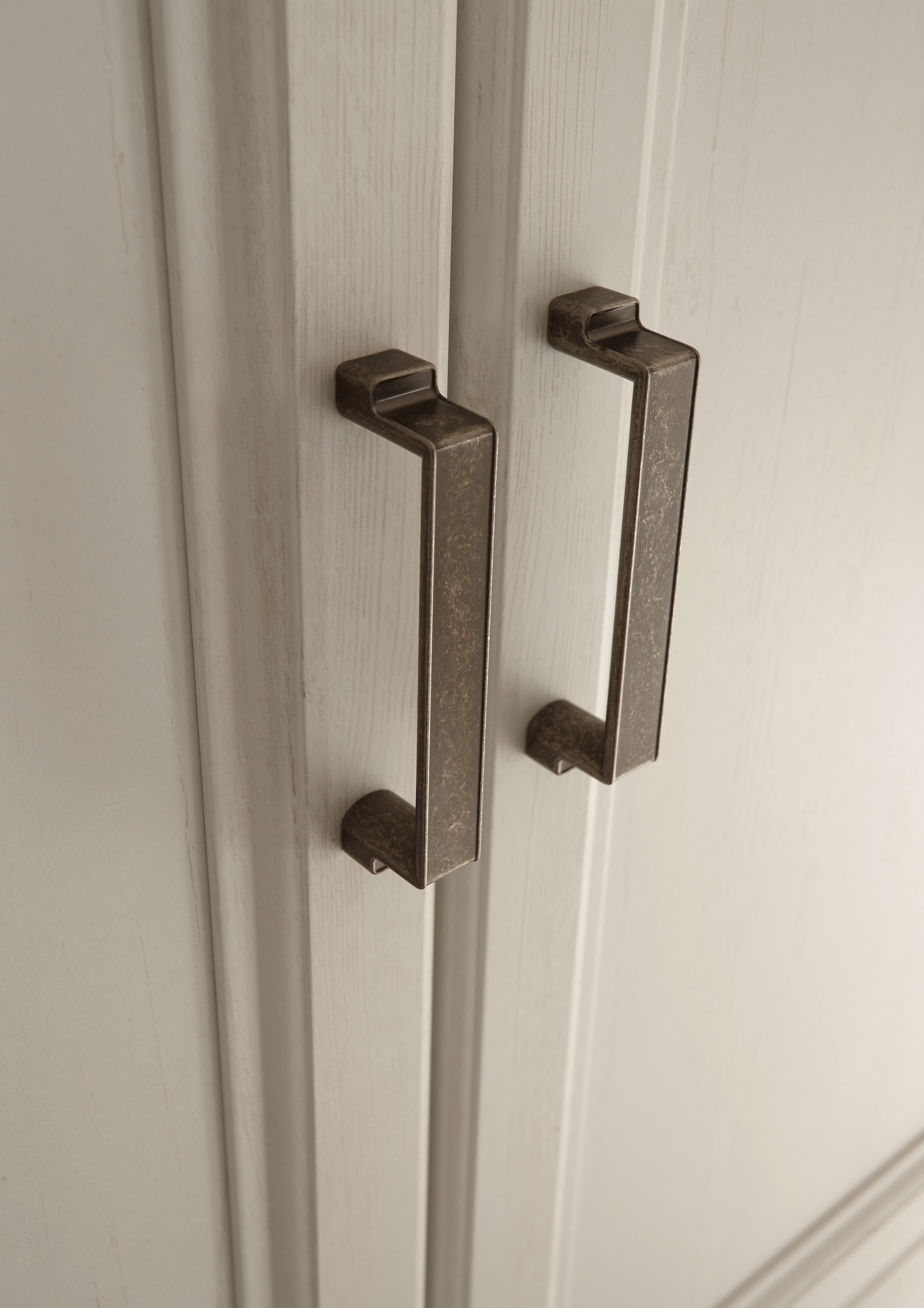 Begabino Armoire à portes battantes »Jasmin Schrank, Kleiderschrank mit Drehtüren« im Landhausstil, Kranzleiste mit farblicher Absetzung