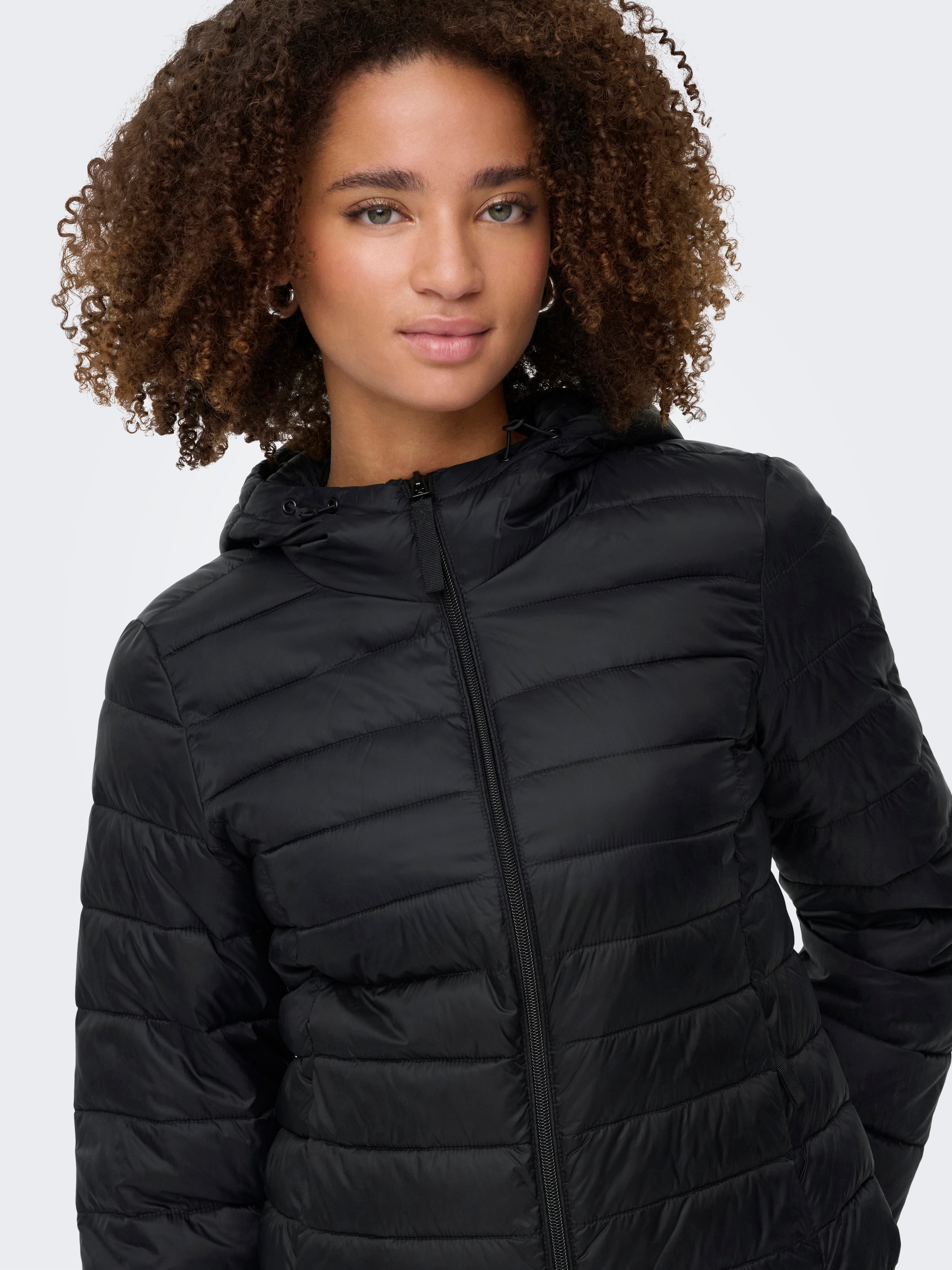 ONLY Steppjacke »ONLTAHIA LW QUILTED HOOD JKT OTW CC OTW« mit Kapuze Kunstfaser