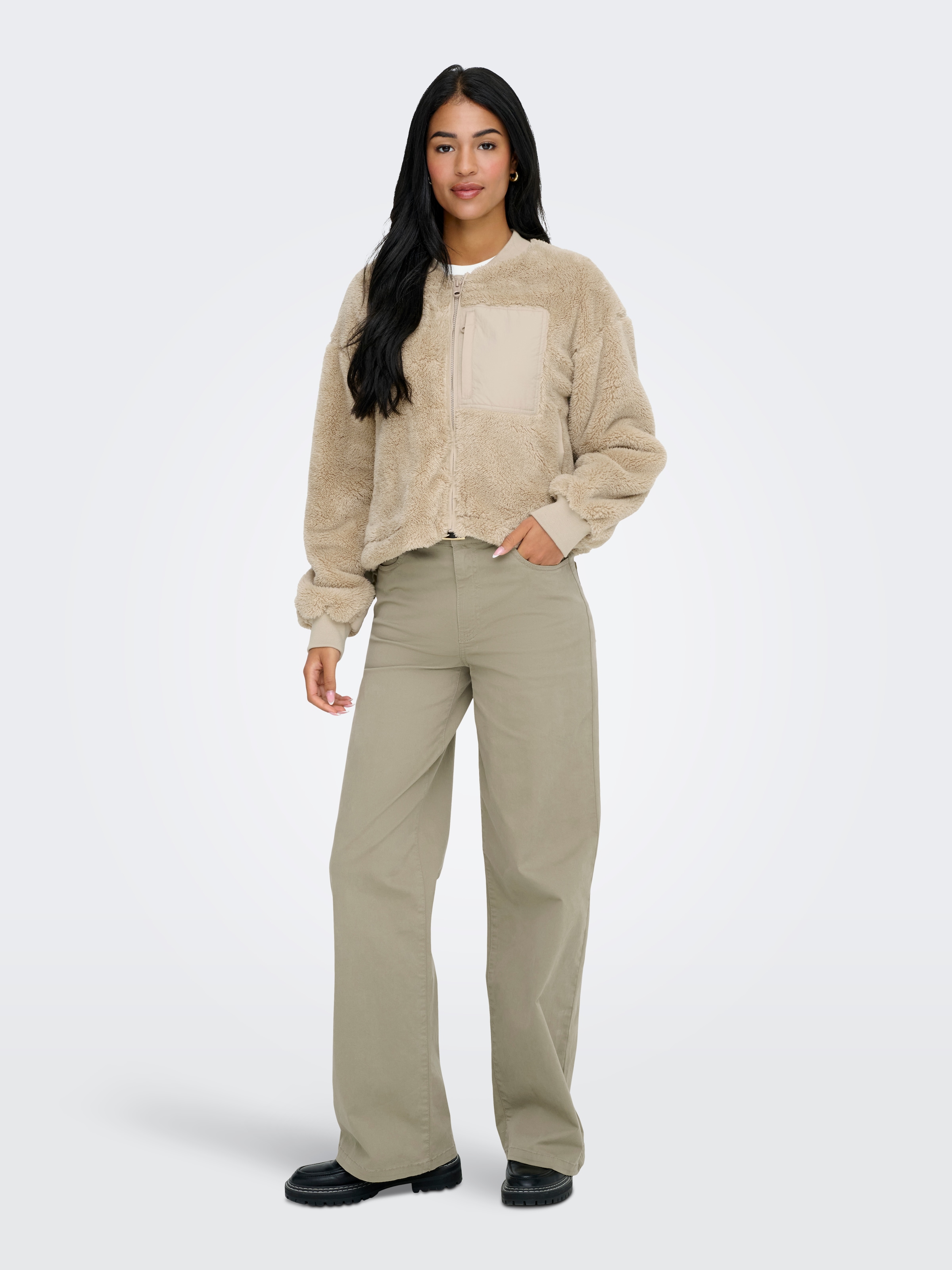 ONLY Veste en peluche »ONLANNA CONTACT LIFE SHORT JACKET CC OTW« Brusttasche mit Reissverschluss