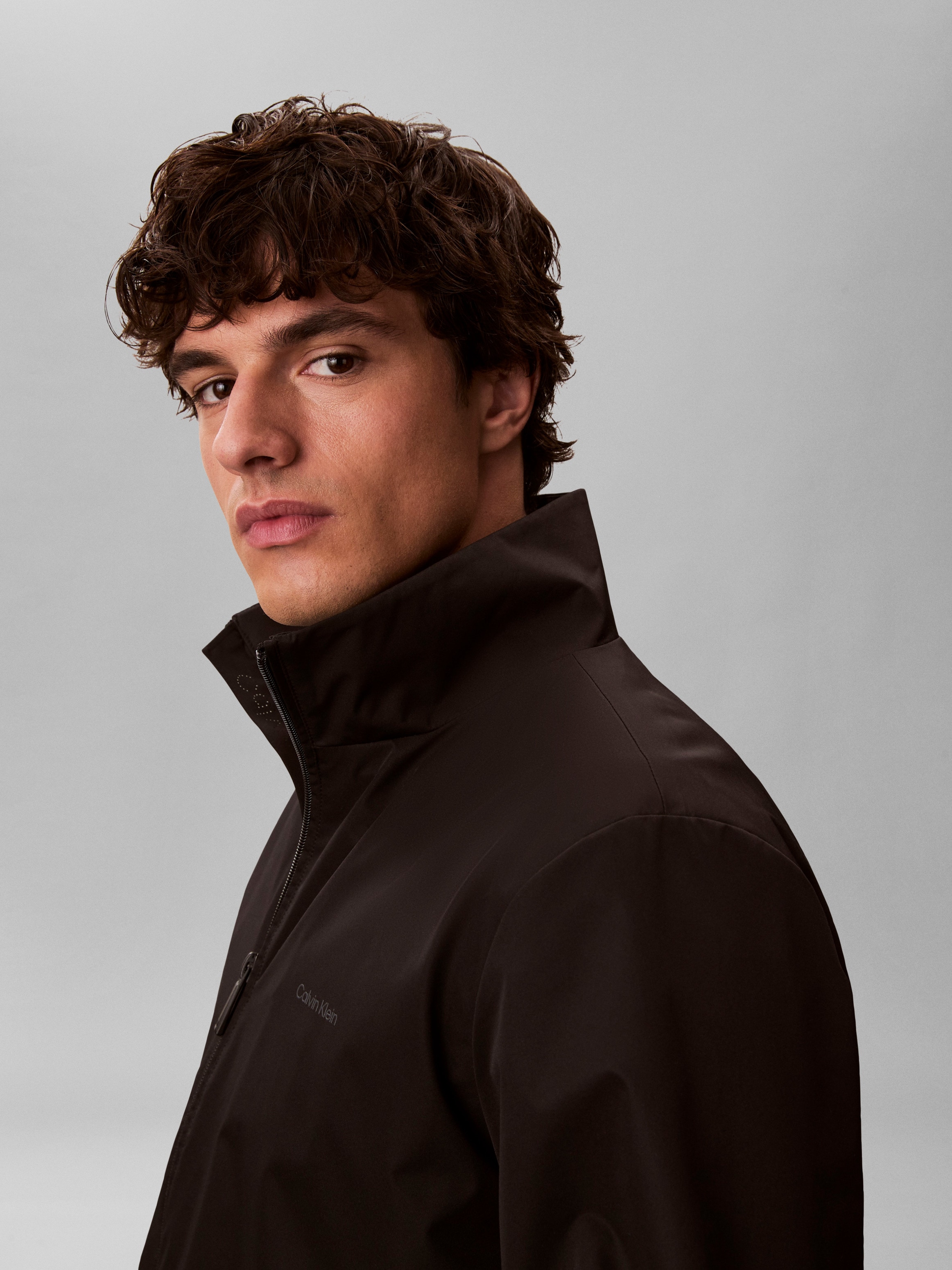 Calvin Klein Jeans Coupe-vent »LS NYLON STAND COLLAR WINDBREAKE« sans capuche coupe régulière avec col montant