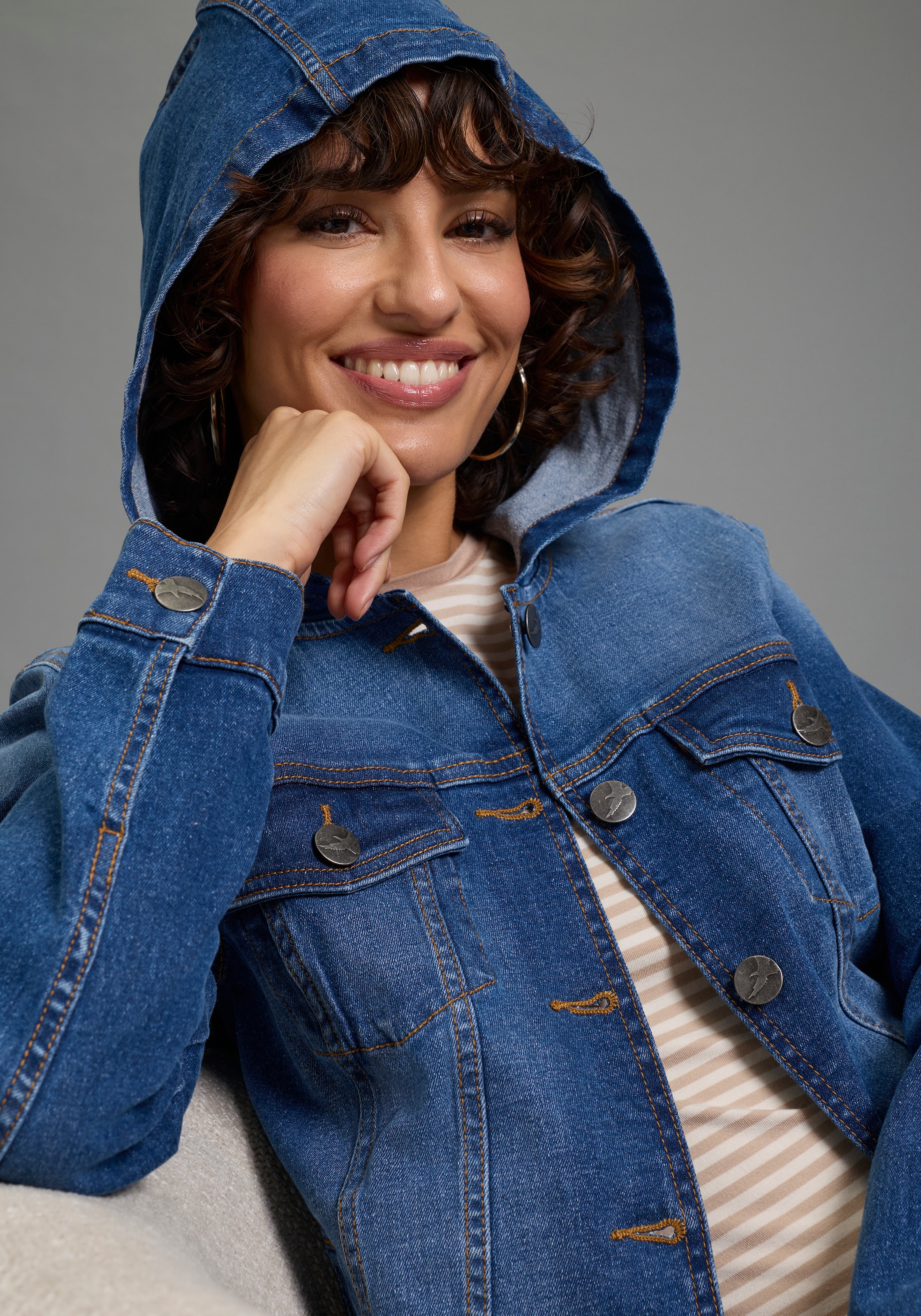 Arizona Veste en jean mit Kapuze mit Kapuze, Regular Fit, mit Knopfleiste, mit Knopf-Applikationen