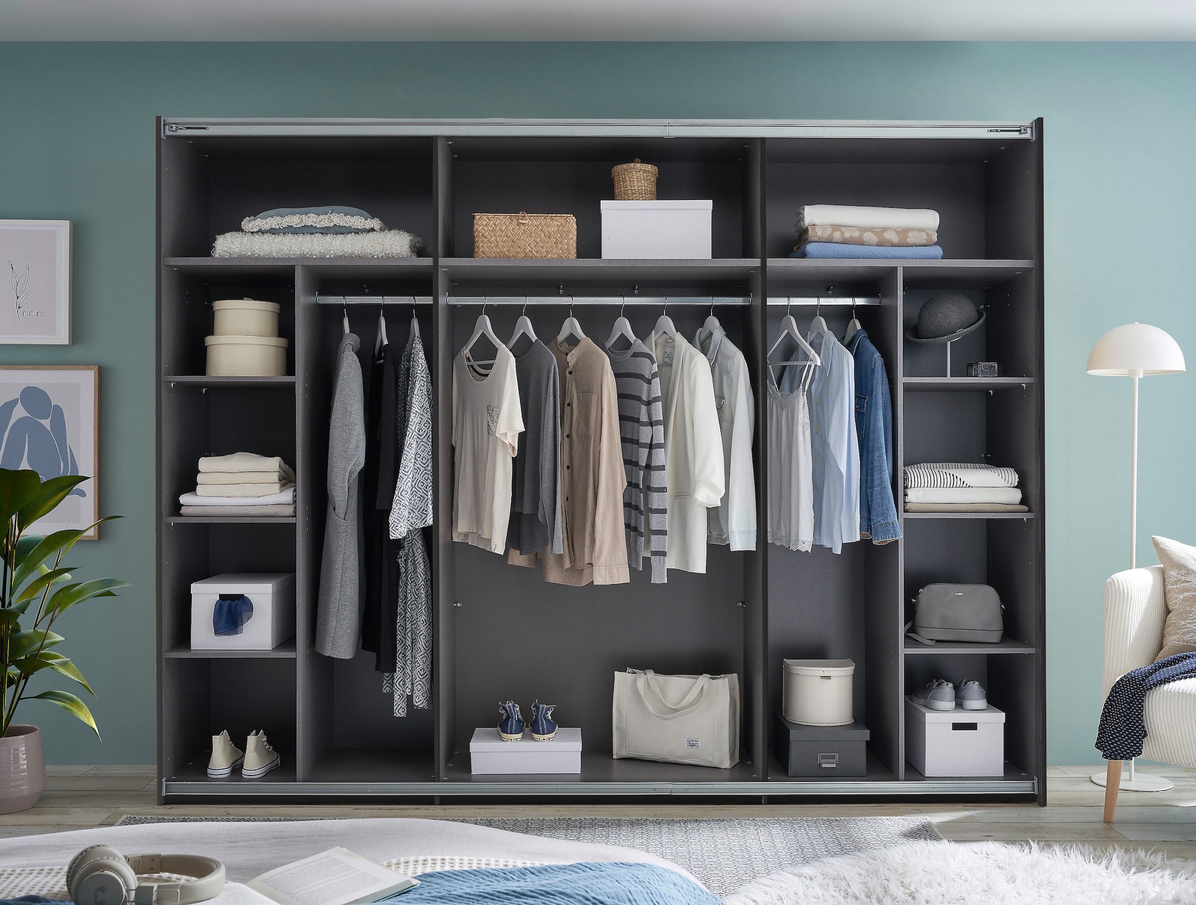 Schlafkontor Schwebetürenschrank »Mesio, 2-türiger Kleiderschrank, Schiebetürenschrank mit viel Stauraum« inklusive Hoteleinteilungen aussen und Einlegeböden oben