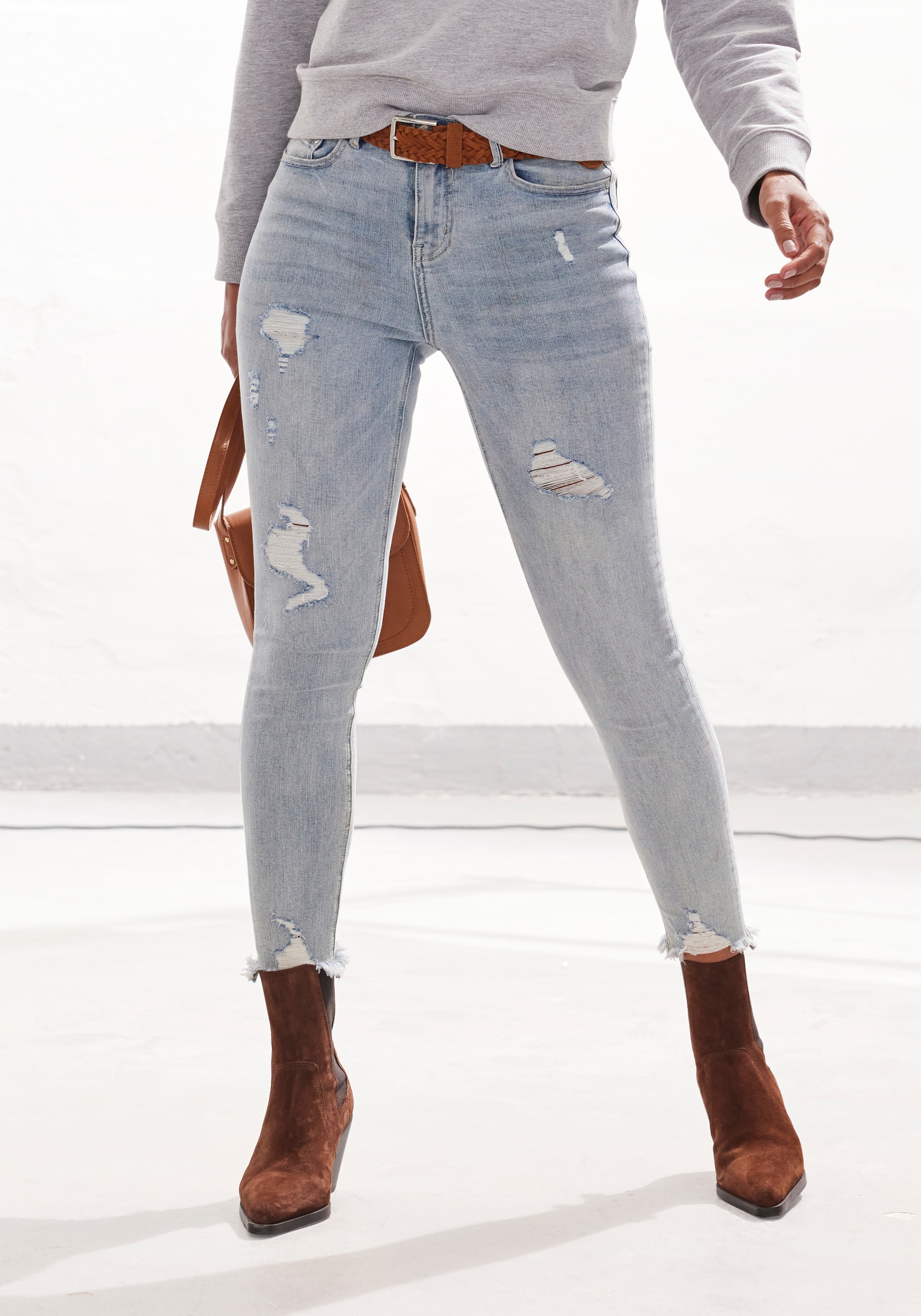 Buffalo Jeans déstructurés »mit ausgefransten Saumabschlüssen aus bequemer Baumwollmischung« avec ourlet effiloché et part de stretch, coupe étroite