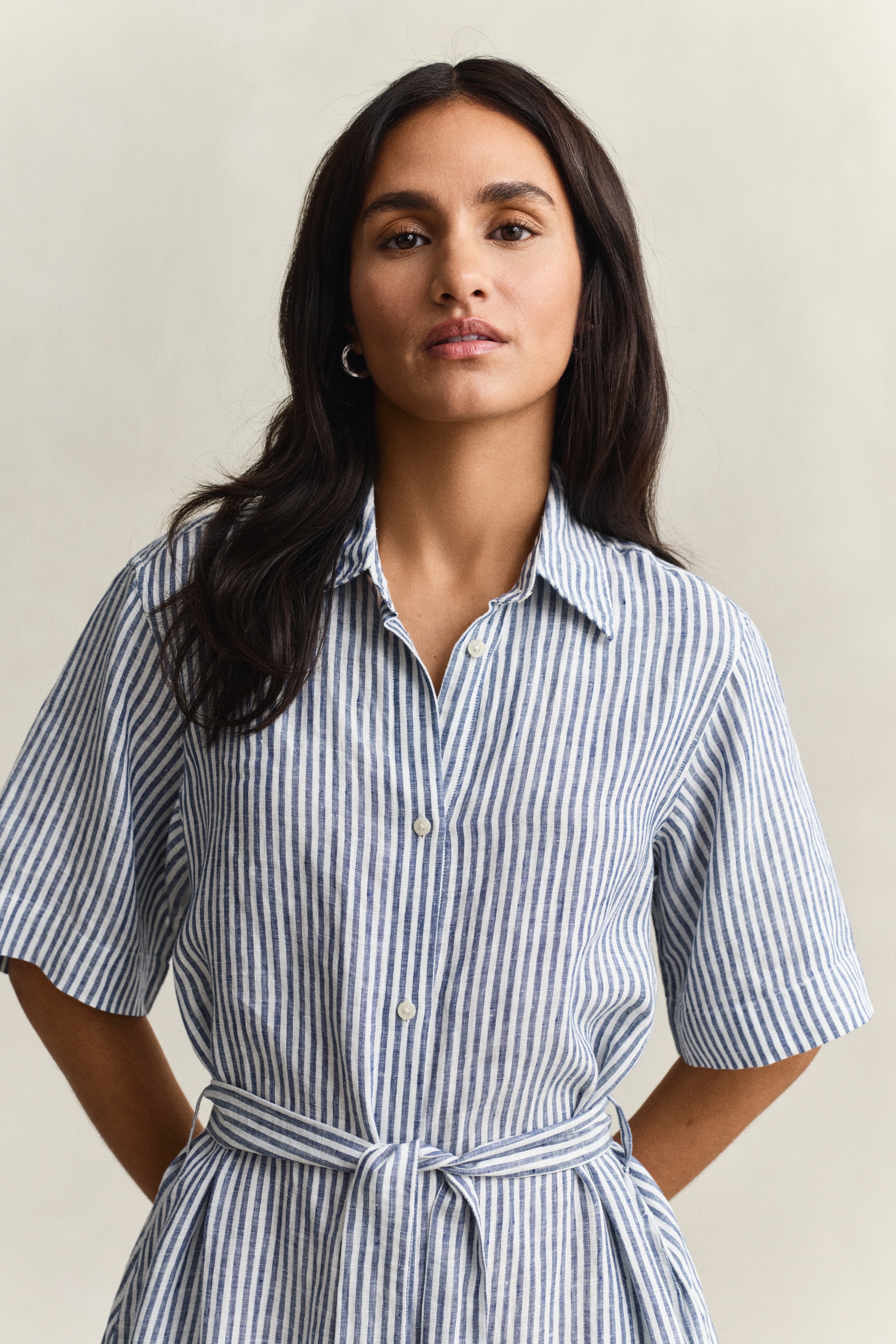 Gant Robe chemisier »STRIPED LINEN« Poches dans les coutures latérales coupe régulière avec ceinture à nouer