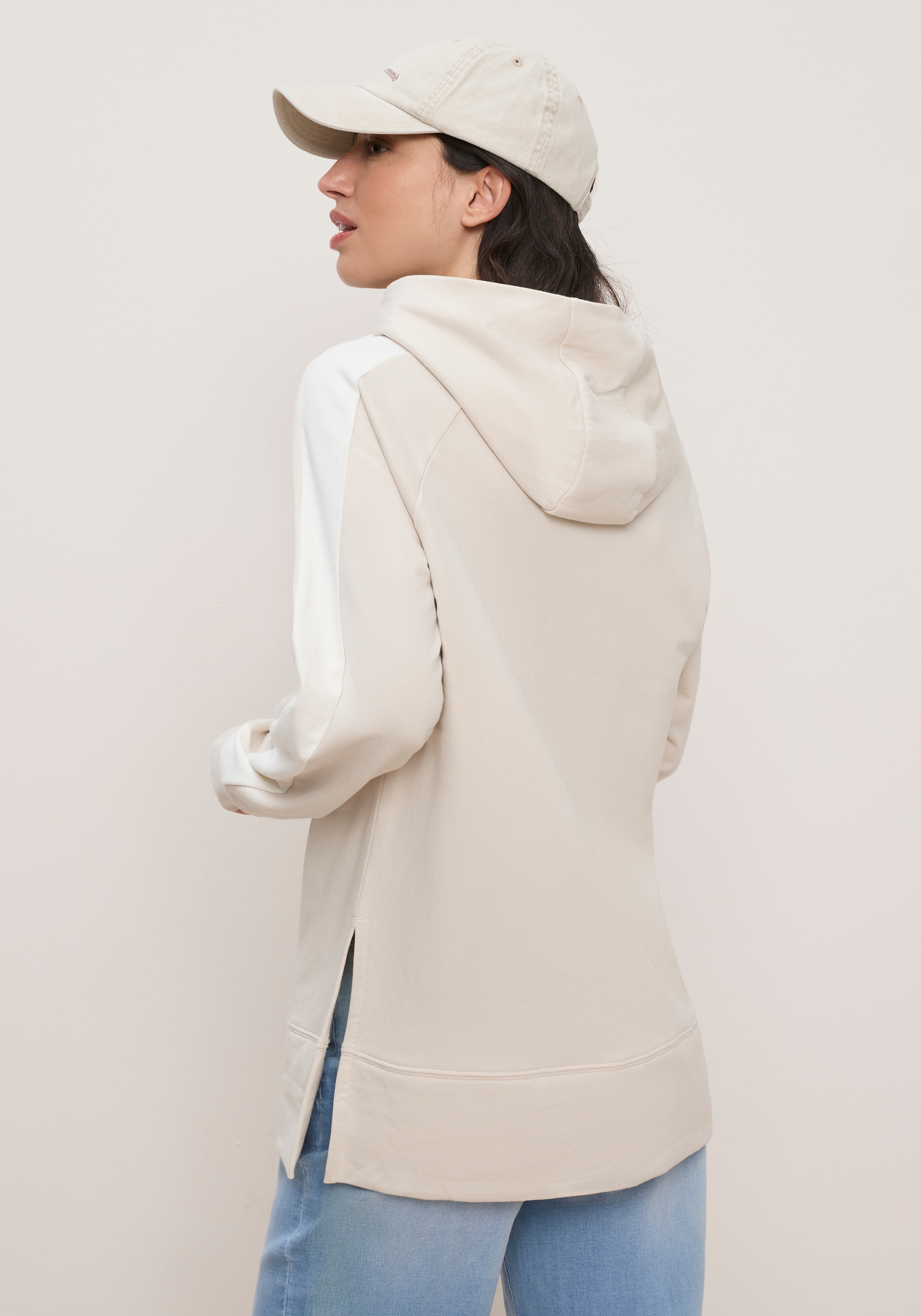 Tamaris Hoodie »mit Kapuze, hüftbedeckende Länge«, Avec rayures contrastantes et inscription, en coton élastique de qualité
