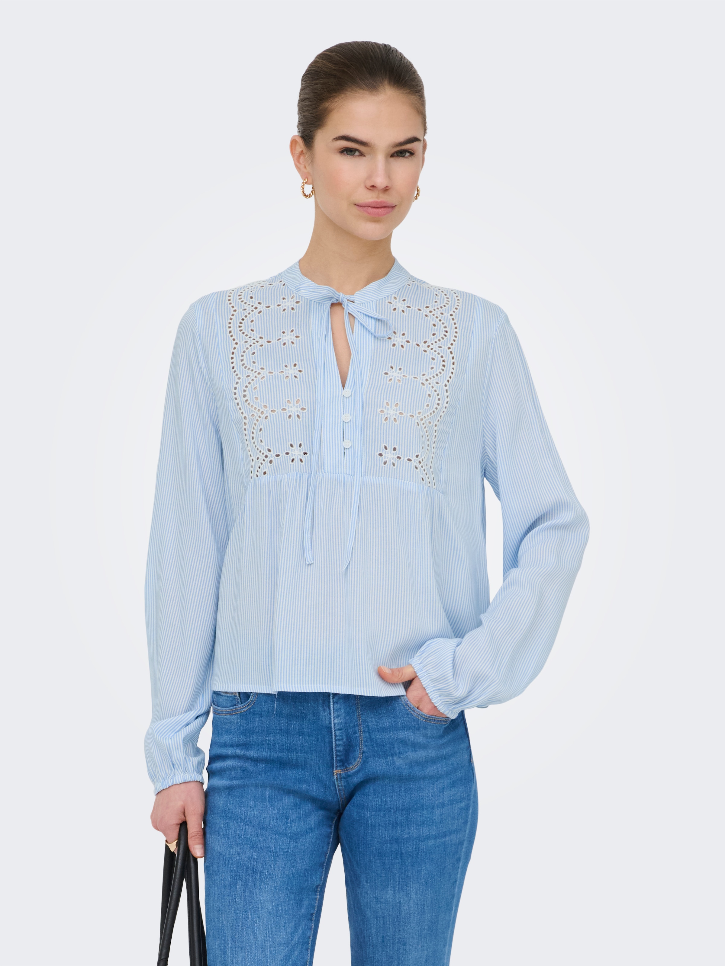 ONLY Blouse à manches longues »ONLLENNYO LS EMBROID V-NECK TOP NOOS WVN«