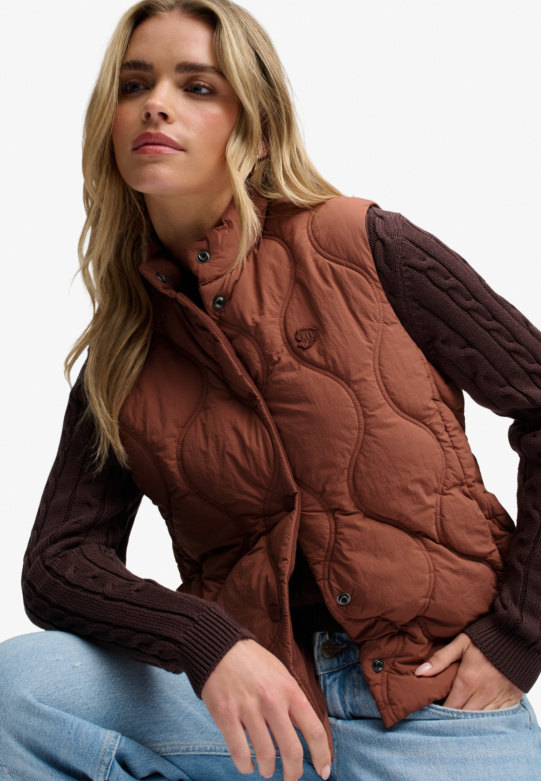 Superdry Gilet matelassé »ONION QUILT CRINKLE SNAP GILET« en nylon, coupe slim, avec fermeture éclair, longueur normale
