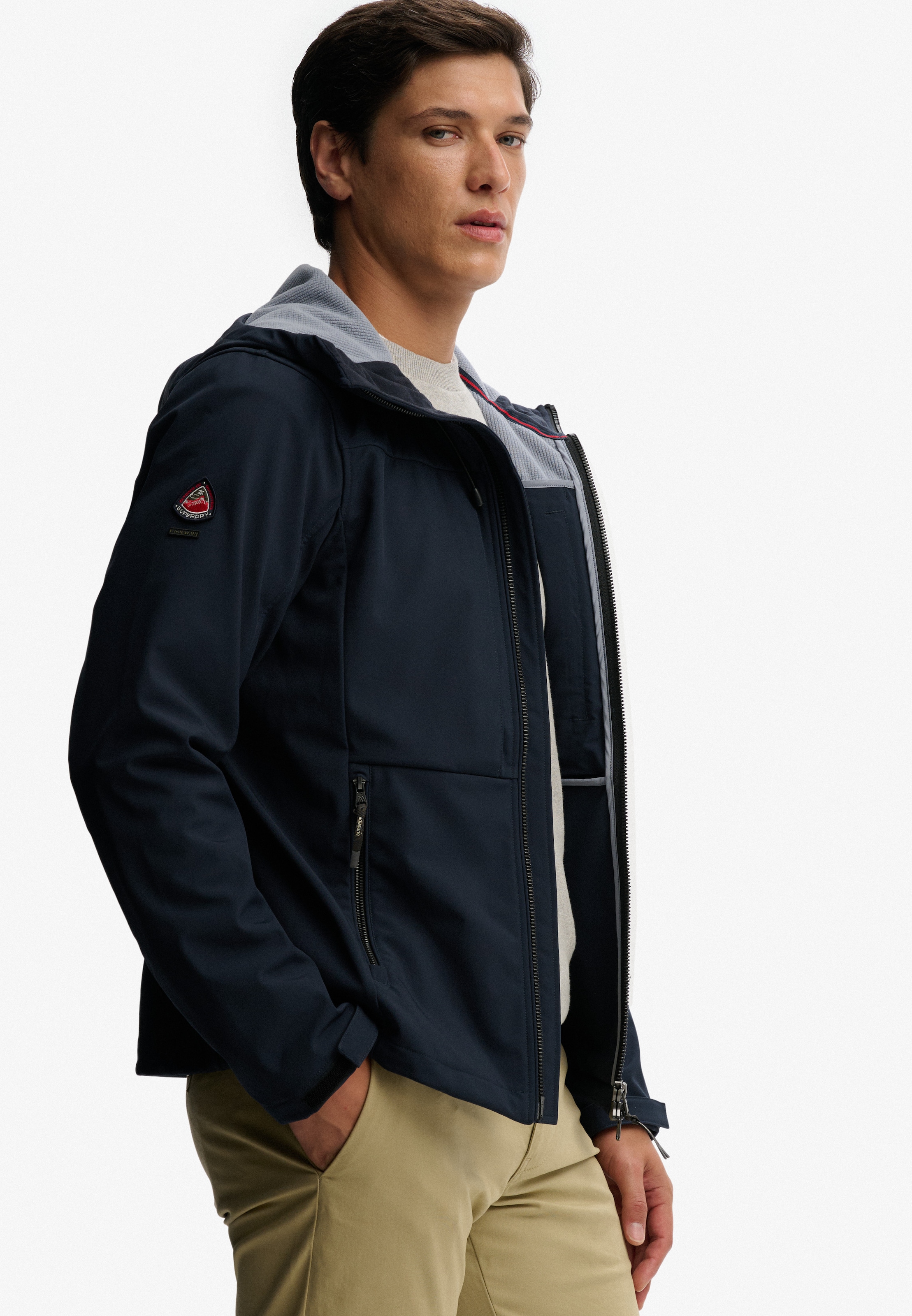 Superdry Veste d'extérieur »HOODED SOFTSHELL TREKKER JKT« avec capuche avec mélange de matériaux polyester et élasthanne, coupe décontractée