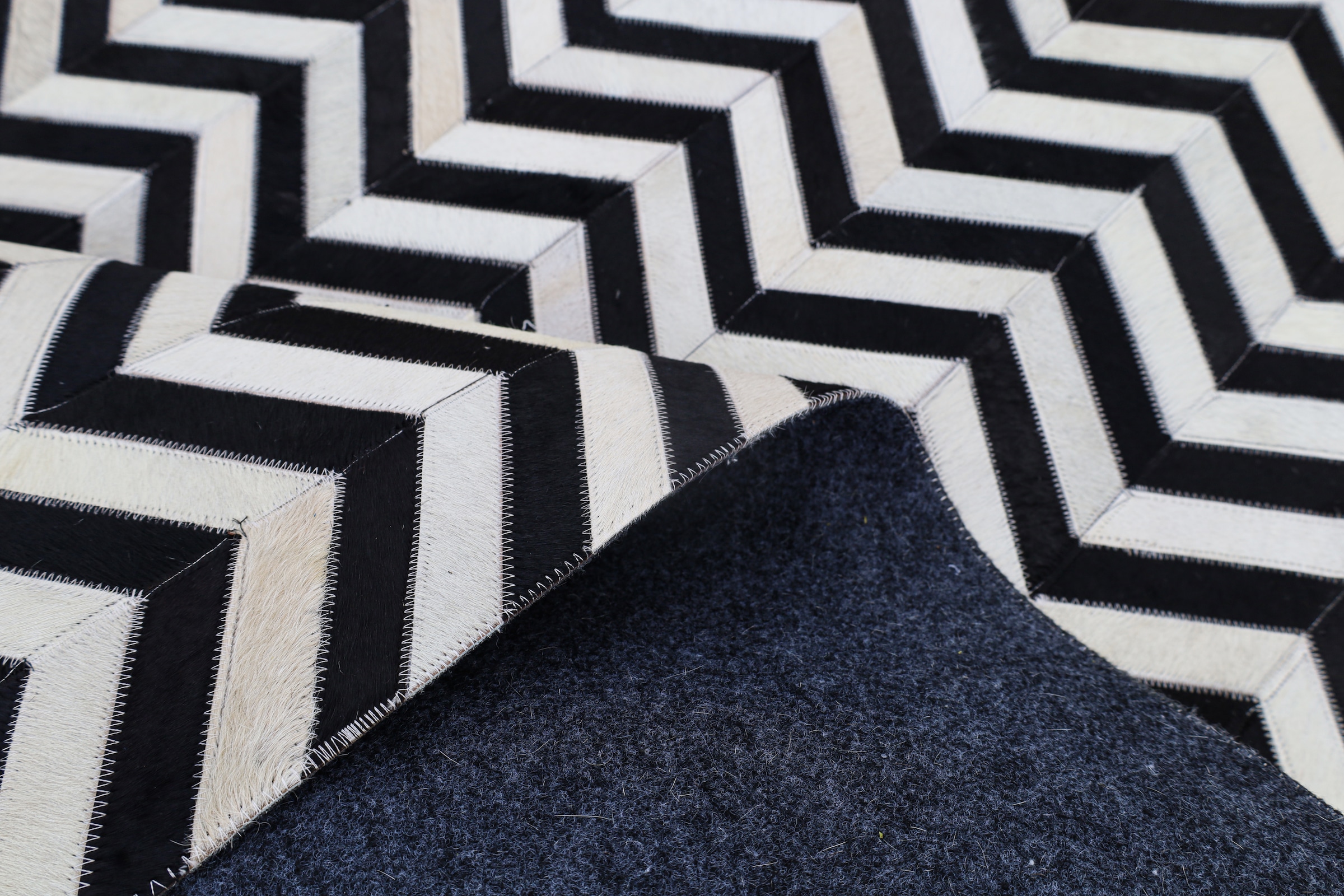 Myflair Möbel & Accessoires Tapis en fourrure »ZEBRA EDGE, echtes Rinderfell, LAGERRÄUMUNG« Rectangulaire 10 mm Höhe fait main, produit naturel, motif en zigzag, structure naturelle