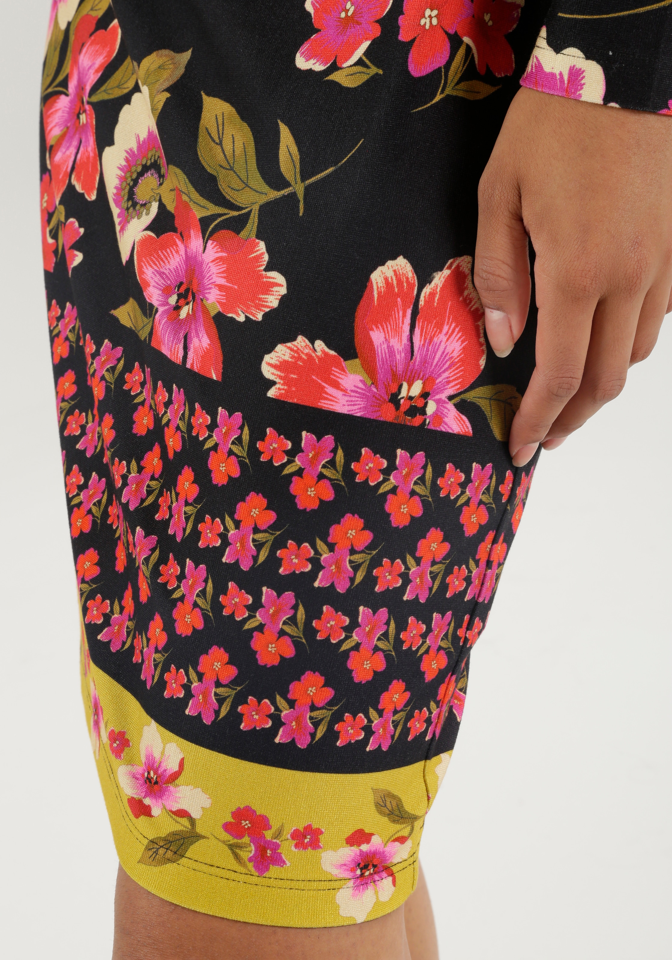 Aniston SELECTED Mini-robe mit aufgedruckter Bordüre; leicht taillliert