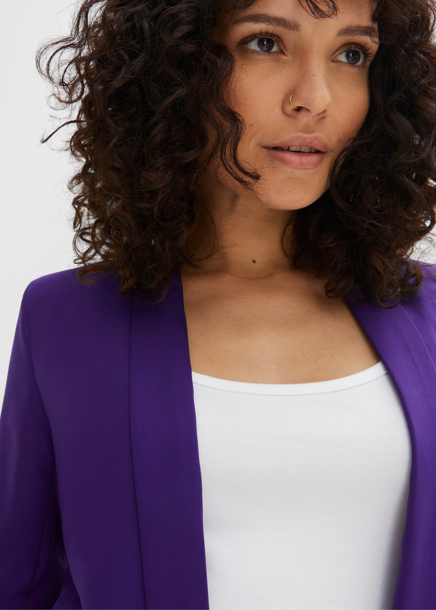 bonprix Veste blazer femininer Stil, schmale Passform, aus Polyester und Elasthan