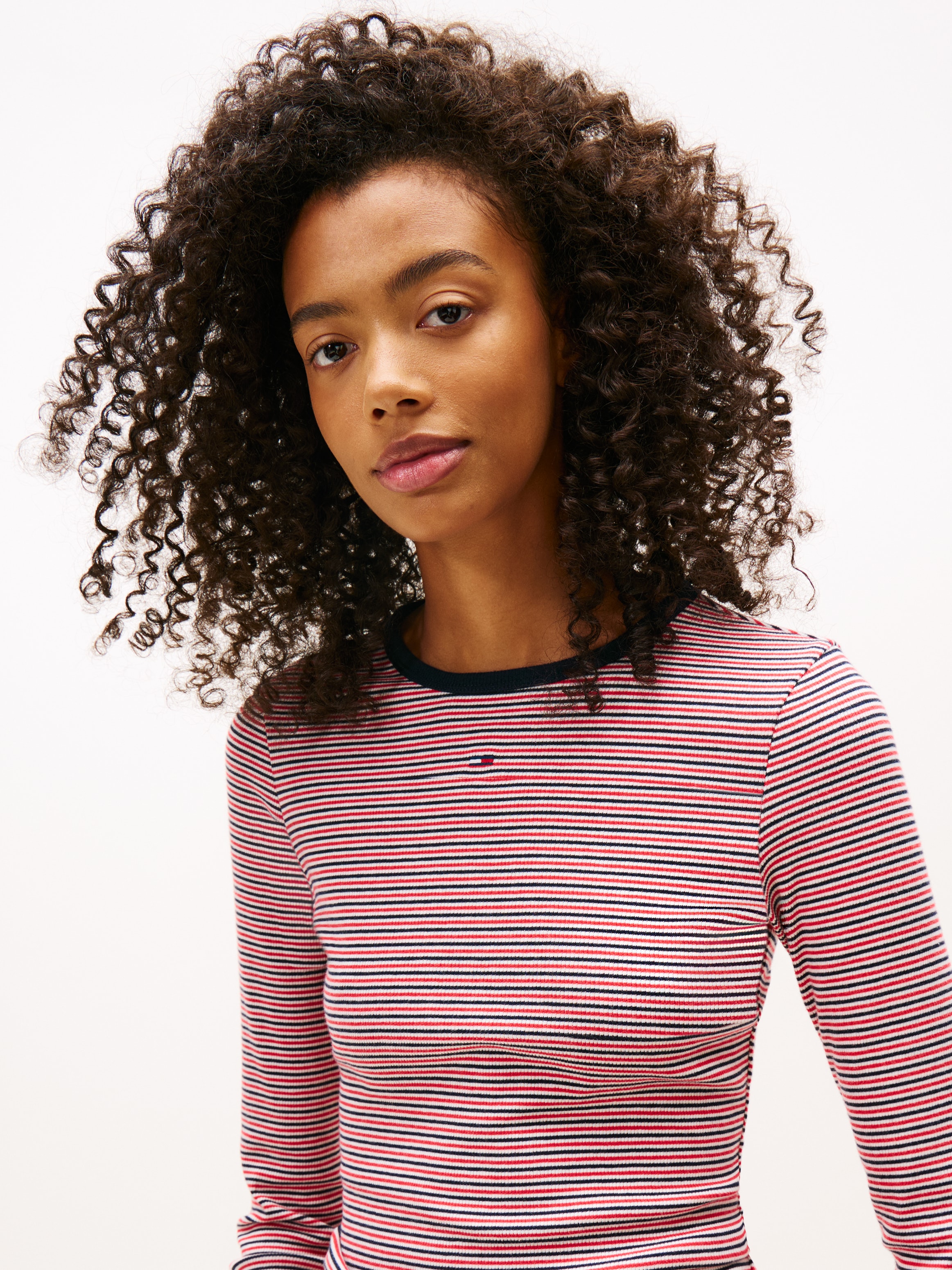Tommy Jeans Langarmshirt »TJW SLIM ESSENTIAL RIB LS« mit Logostickerei