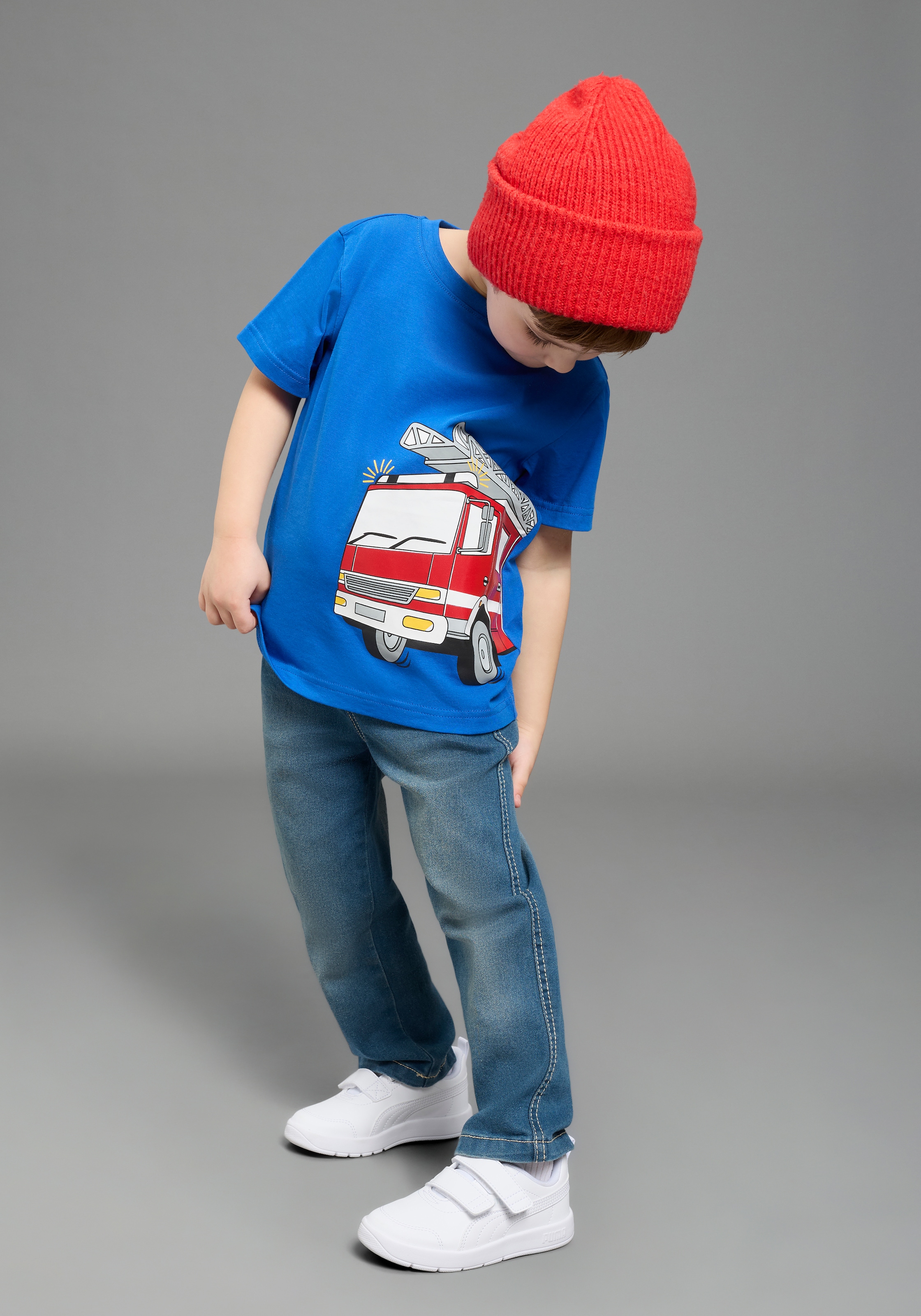 KIDSWORLD T-shirt »Cooles Shirt mit Feuerwehr Folienprint« pour garçons, manches courtes, avec impression pailletée, coupe basique