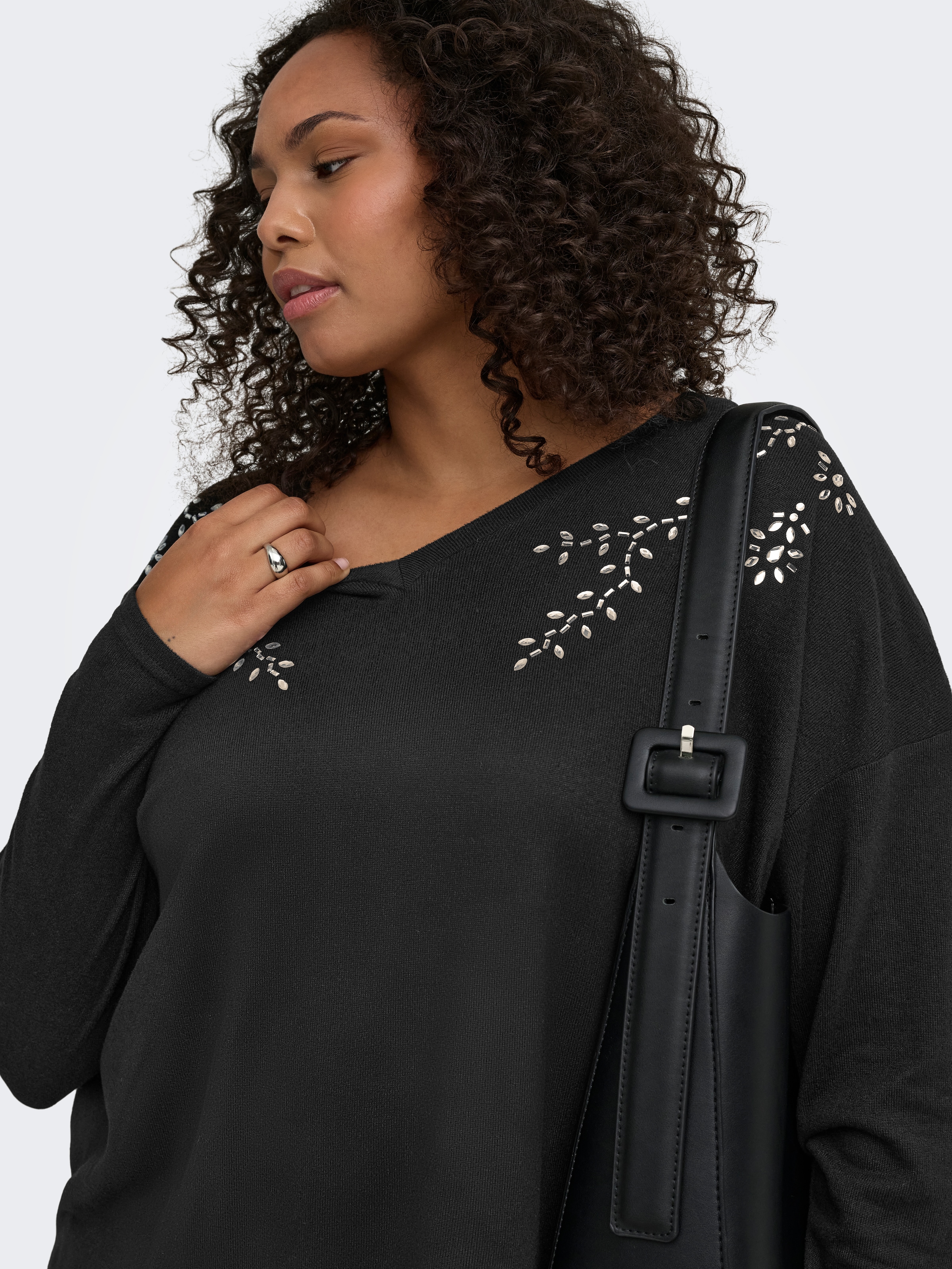 ONLY CARMAKOMA T-shirt en V »CARALBA L/S V-NECK DECO TOP JRS BF« fibre synthétique, coupe régulière